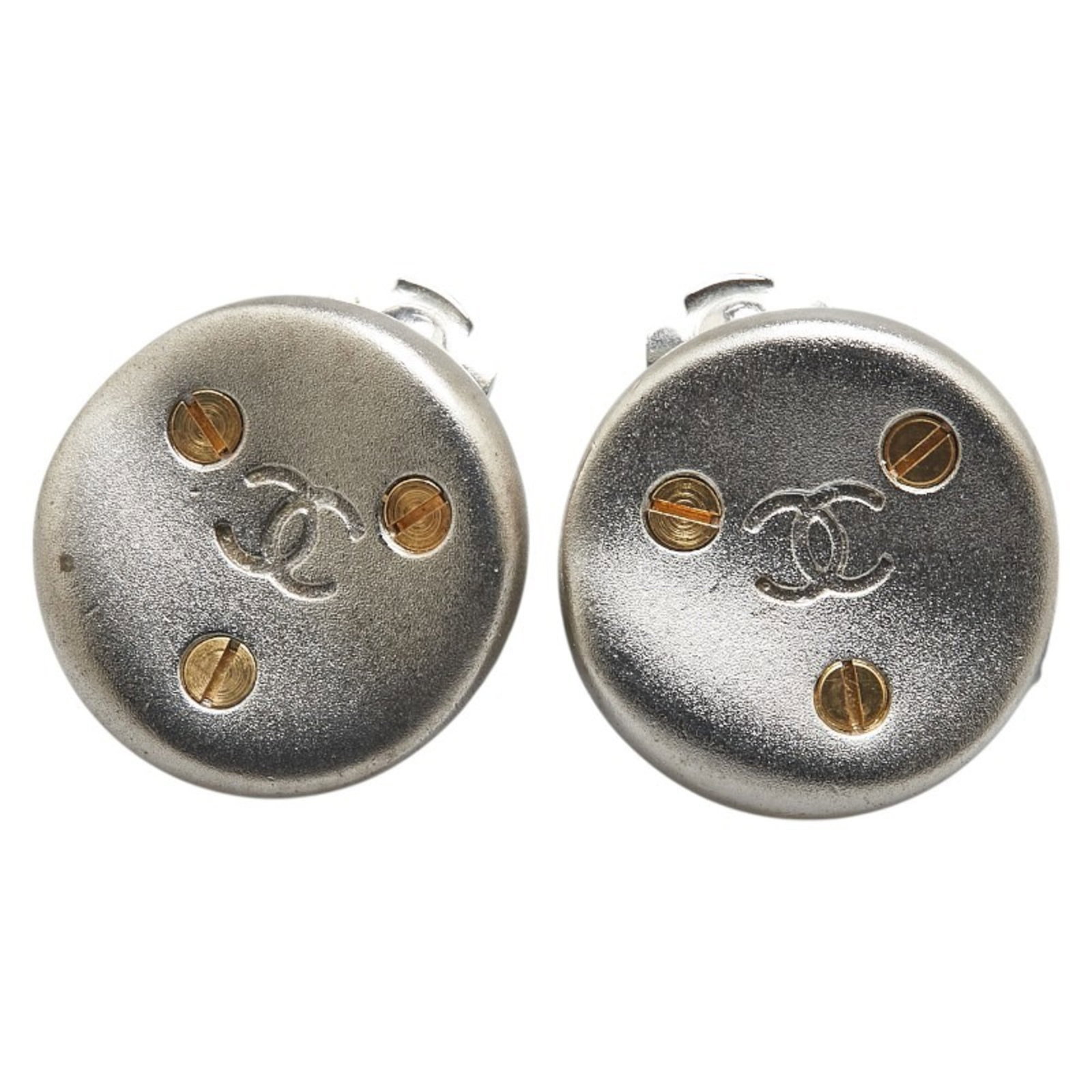 Clip earrings metal by Chanel: Clip earrings metal by Chanel Clip earrings in silver metal by Chanel, bearing traces of usage and minor scratches. The classic design remains recognizable despite signs of wear. In good condition ove