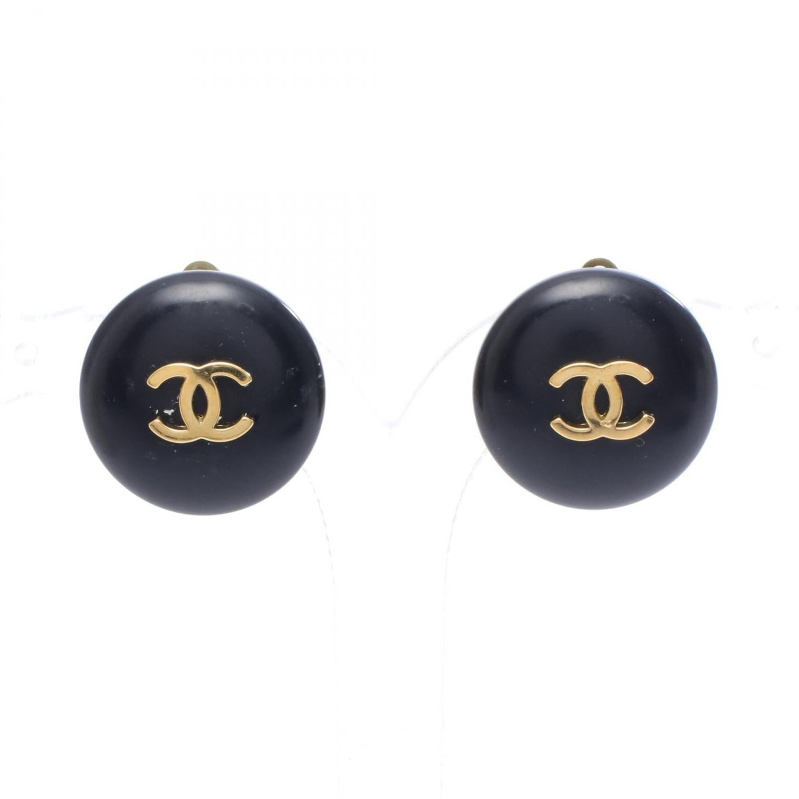 Clip earrings gold plating by Chanel: Clip earrings gold plating by Chanel Clip earrings in gold plating, bearing the iconic Chanel brand. Made from a durable gold plating material, these clip earrings are a stylish accessory for women. I