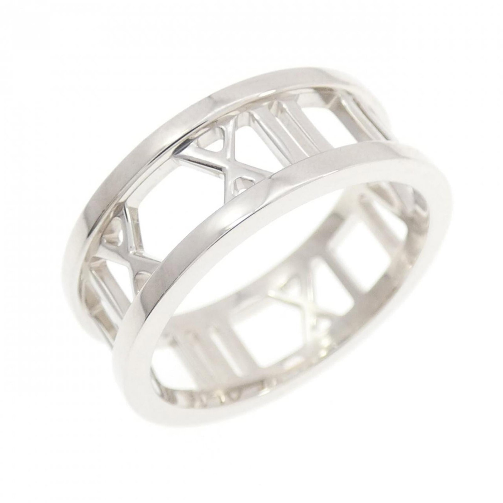 Tiffany Band Ring White Gold (18K): Tiffany Band Ring White Gold (18K) Tiffany's iconic band ring in white gold (18K) offers a sleek, sophisticated design. This used item, in like new condition with hardly any traces of usage, boasts th