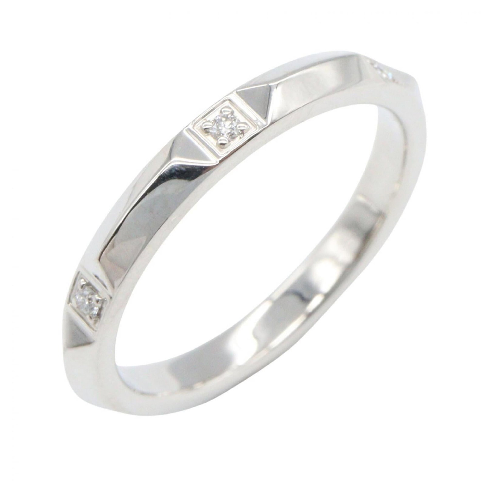 Platinum ring by Tiffany band: Platinum ring by Tiffany band Platinum ring by Tiffany features a clear, silver band made from high-quality platinum. This used item has hardly any traces of usage and is in like new condition,