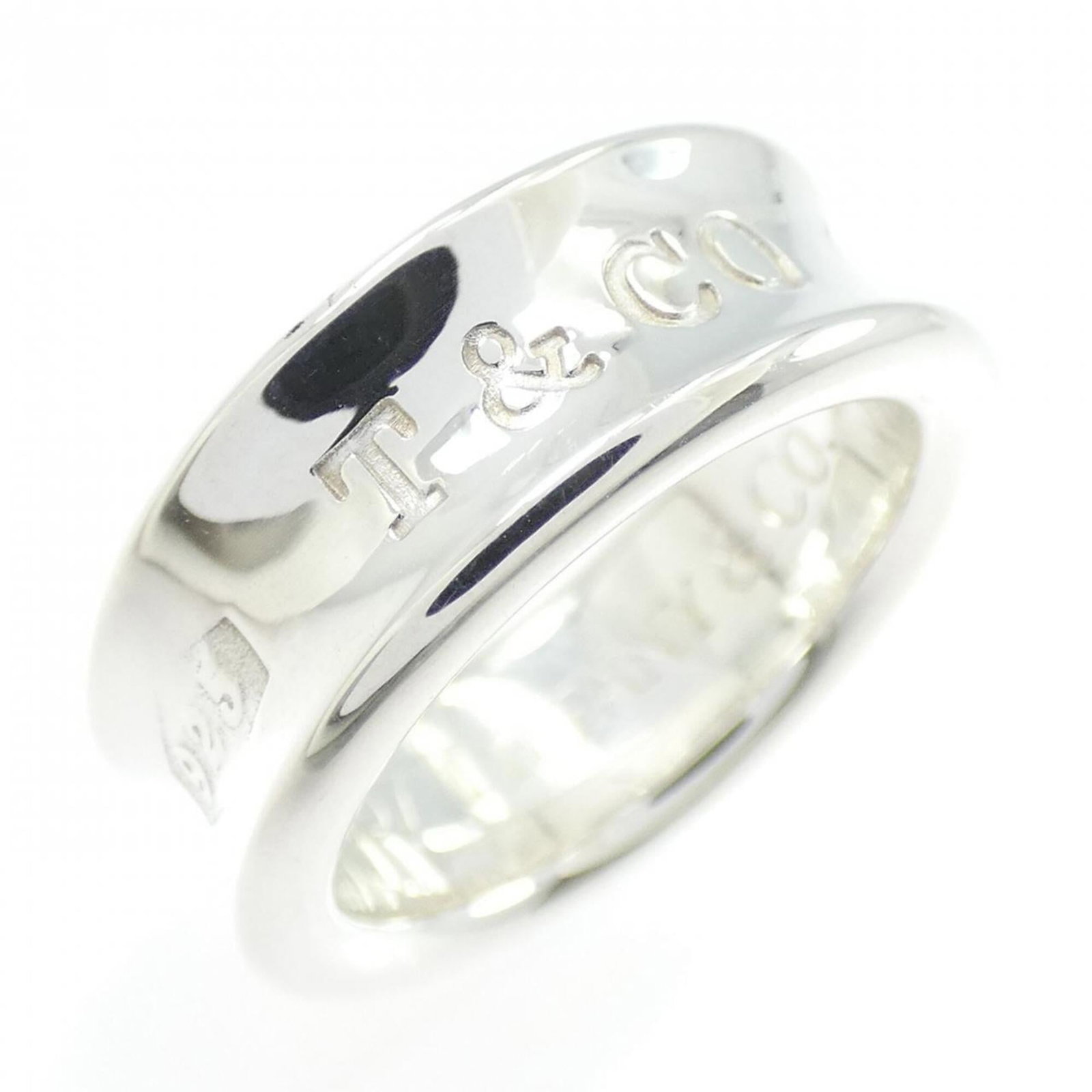 Tiffany Band Ring Silver 925: Tiffany Band Ring Silver 925 Silver 925 band ring from Tiffany, featuring a classic design with a few traces of usage visible. The item shows some scratches and dirt but remains in very good