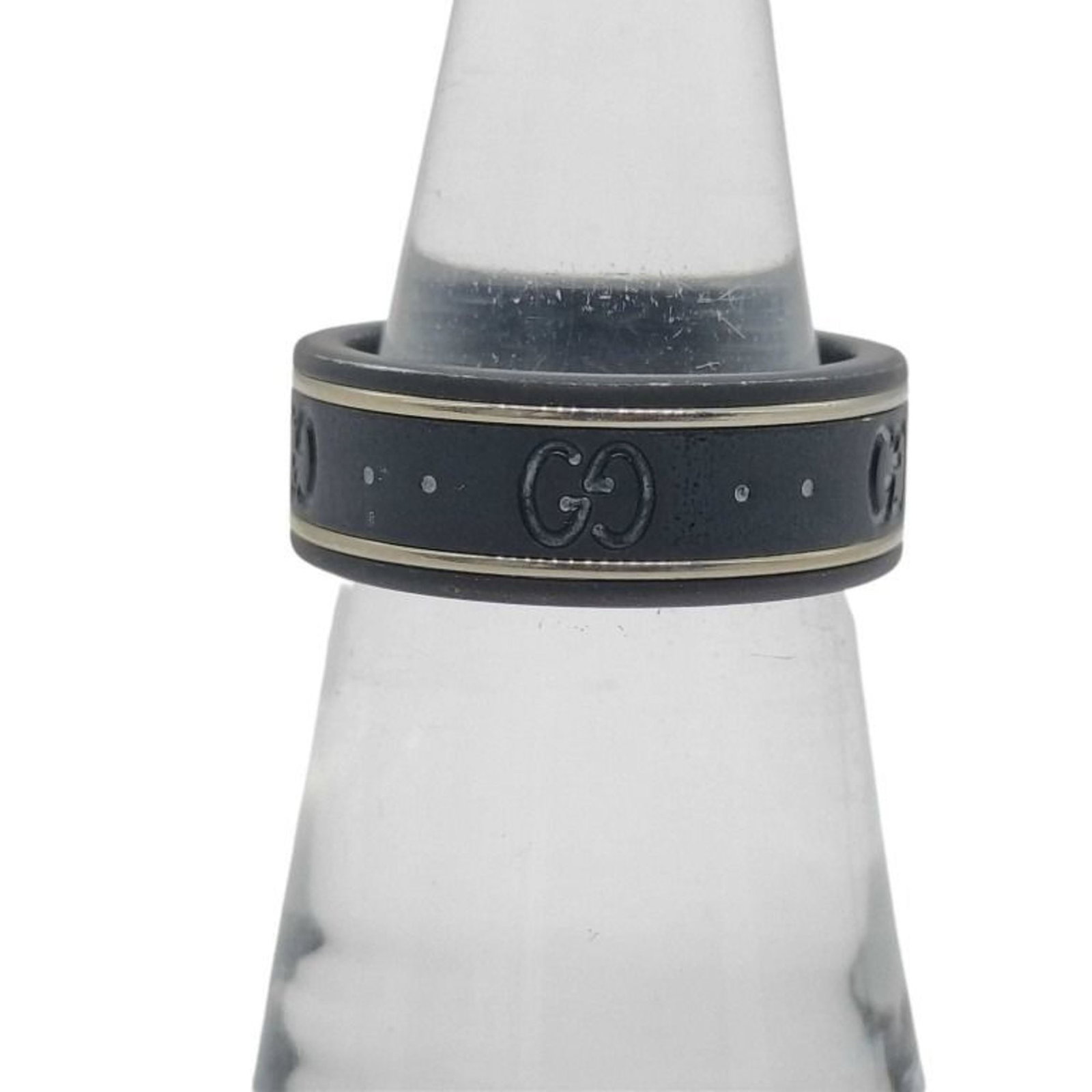 Gucci ceramic band ring: Gucci ceramic band ring Ceramic band ring from Gucci, featuring black and gold colors. The ring bears traces of usage with minor scratches and dirt, but remains in good condition overall. Made from hi