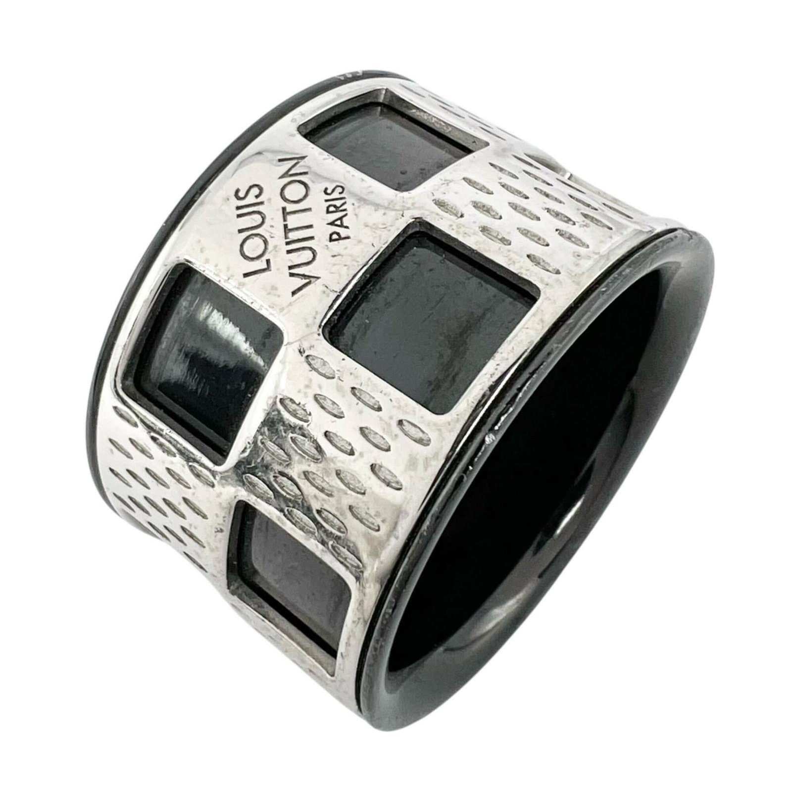Metal ring band Louis Vuitton: Metal ring band Louis Vuitton Black metal band ring from Louis Vuitton, featuring a sleek and modern design. The item shows some signs of usage, with a few scratches and dirt marks, but remains in ver