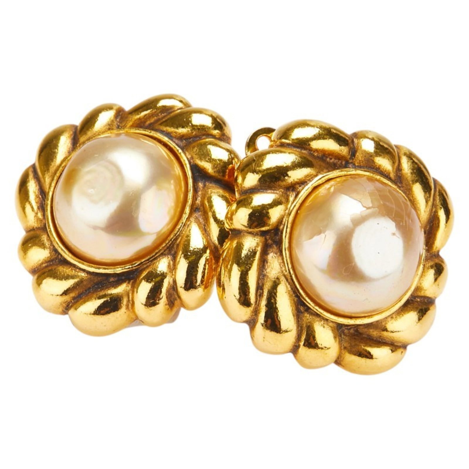 Chanel Clip Earrings: Chanel Clip Earrings Gold Pearl Clip Earrings from Chanel, measuring 27.00mm x 27.00mm in size, feature a classic design with a subtle elegance. The earrings have traces of usage and minor
