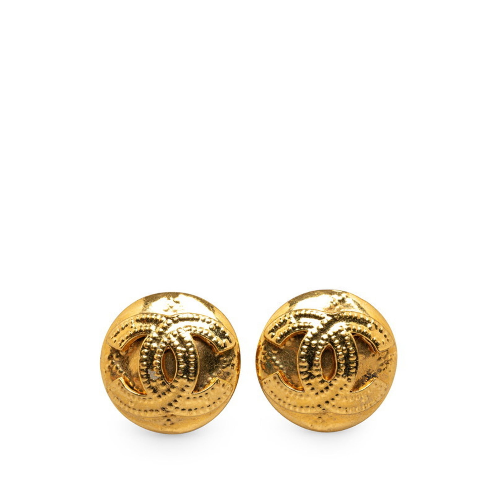 Clip earrings gold plating by Chanel: Clip earrings gold plating by Chanel Clip earrings in gold plating from the iconic Chanel brand, offering a touch of luxury to any outfit. With their sleek design and subtle shine, these earrings are 