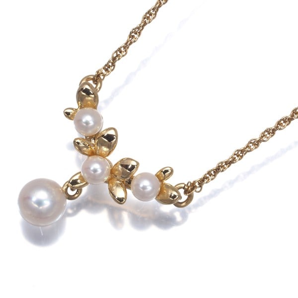Tasaki Necklace Baby Akoya Pearl 2.6-4.4Mm Leaf 18K 750 Yellow Gold: Tasaki Necklace Baby Akoya Pearl 2.6-4.4Mm Leaf 18K 750 Yellow Gold 18k yellow gold pendant features a cultured Akoya pearl with a leaf design, measuring 2.6-4.4mm in diameter. The necklace showcases