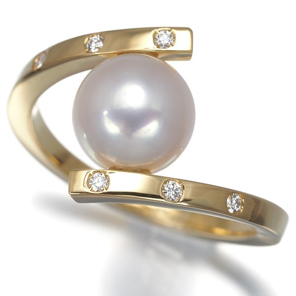 Tasaki Ring Akoya Pearl 8.2Mm Diamond A Fine Balance Us5.25-5.5 18K Yg: Tasaki Ring Akoya Pearl 8.2Mm Diamond A Fine Balance Us5.25-5.5 18K Yg 18k Yellow Gold Ring Set with Cultured Akoya Pearl, featuring a striking 8.2mm main stone and adorned with diamonds in a fine