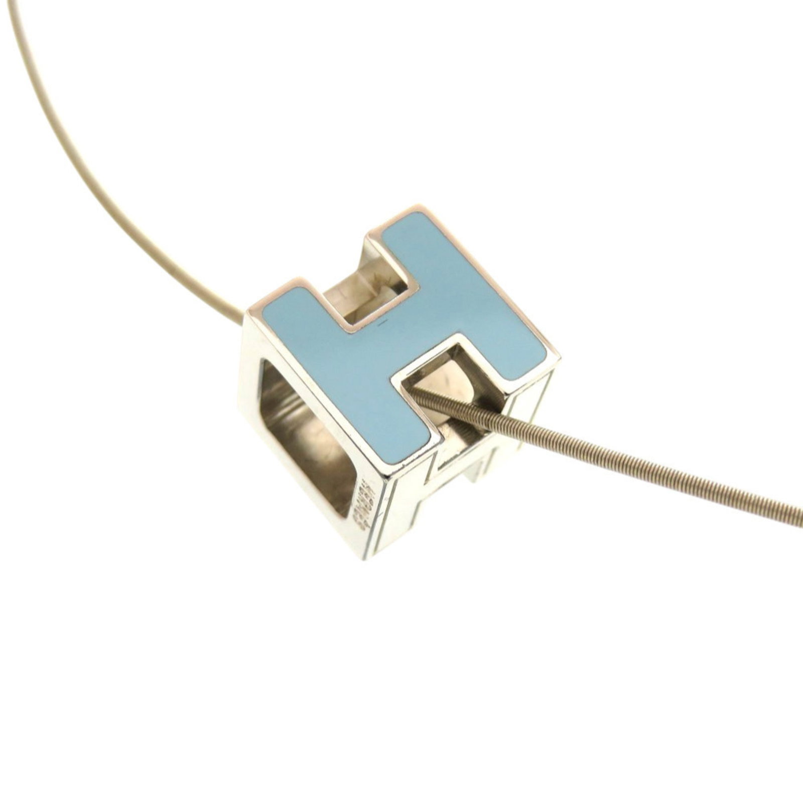 Herms Carge D'Ache H Cube Metal Light Blue Necklace 1327 Hermes: Herms Carge D'Ache H Cube Metal Light Blue Necklace 1327 Hermes Light blue and silver, the Herms Carge D'Ache H Cube Metal Necklace shines with elegant simplicity. With its 12mm x 12mm pendant and
