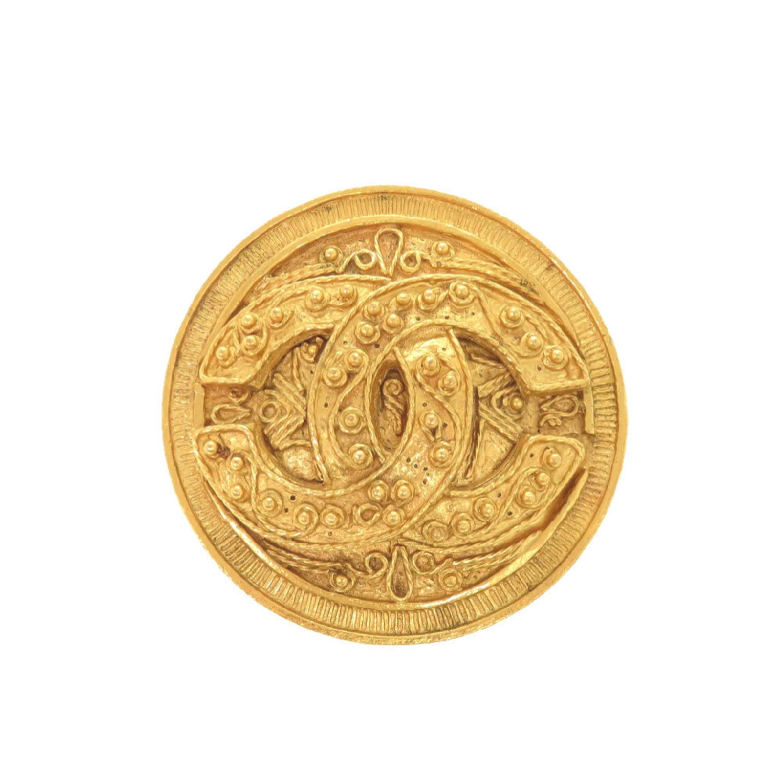 Metal brooch by Chanel: Metal brooch by Chanel Gold metal brooch by Chanel, featuring a classic design with a few traces of usage visible. The brooch measures 4.7cm x 4.7cm and has some scratches / dirt, but remains in very