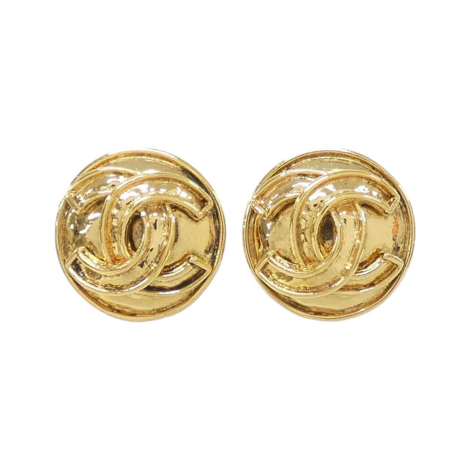 Chanel Clip Earrings: Chanel Clip Earrings 23.00mm x 23.00mm gold clip earrings from Chanel, featuring a few traces of usage and some minor scratches / dirt, still in very good condition. These classic earring designs