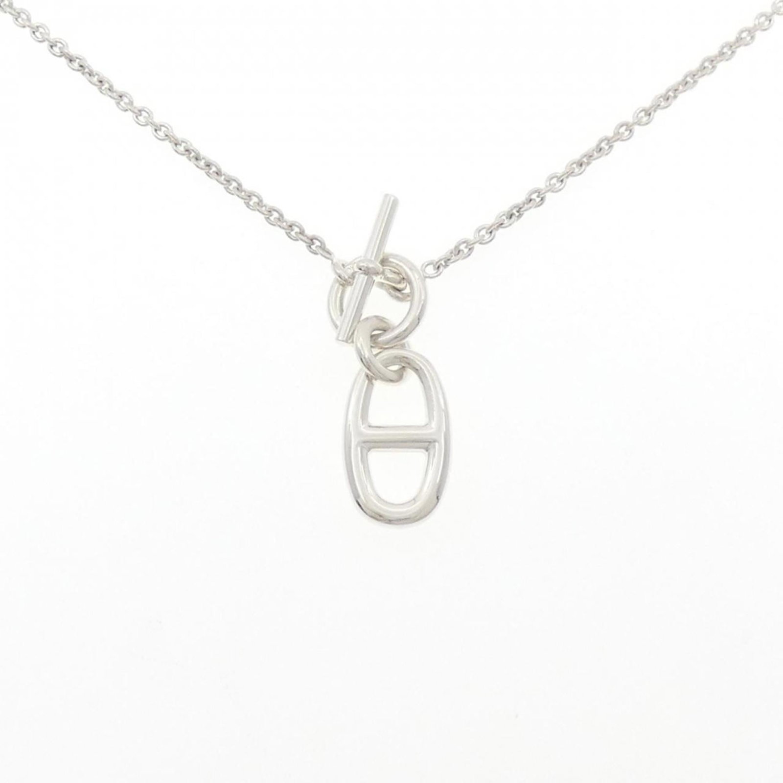 Hermes Chaine D'Ancre Necklace: Hermes Chaine D'Ancre Necklace Silver 925, the Hermes Chaine D'Ancre Necklace boasts a sleek and sophisticated design. With its 40 cm chain circumference and 29.1mm x 11.2mm pendant size, this
