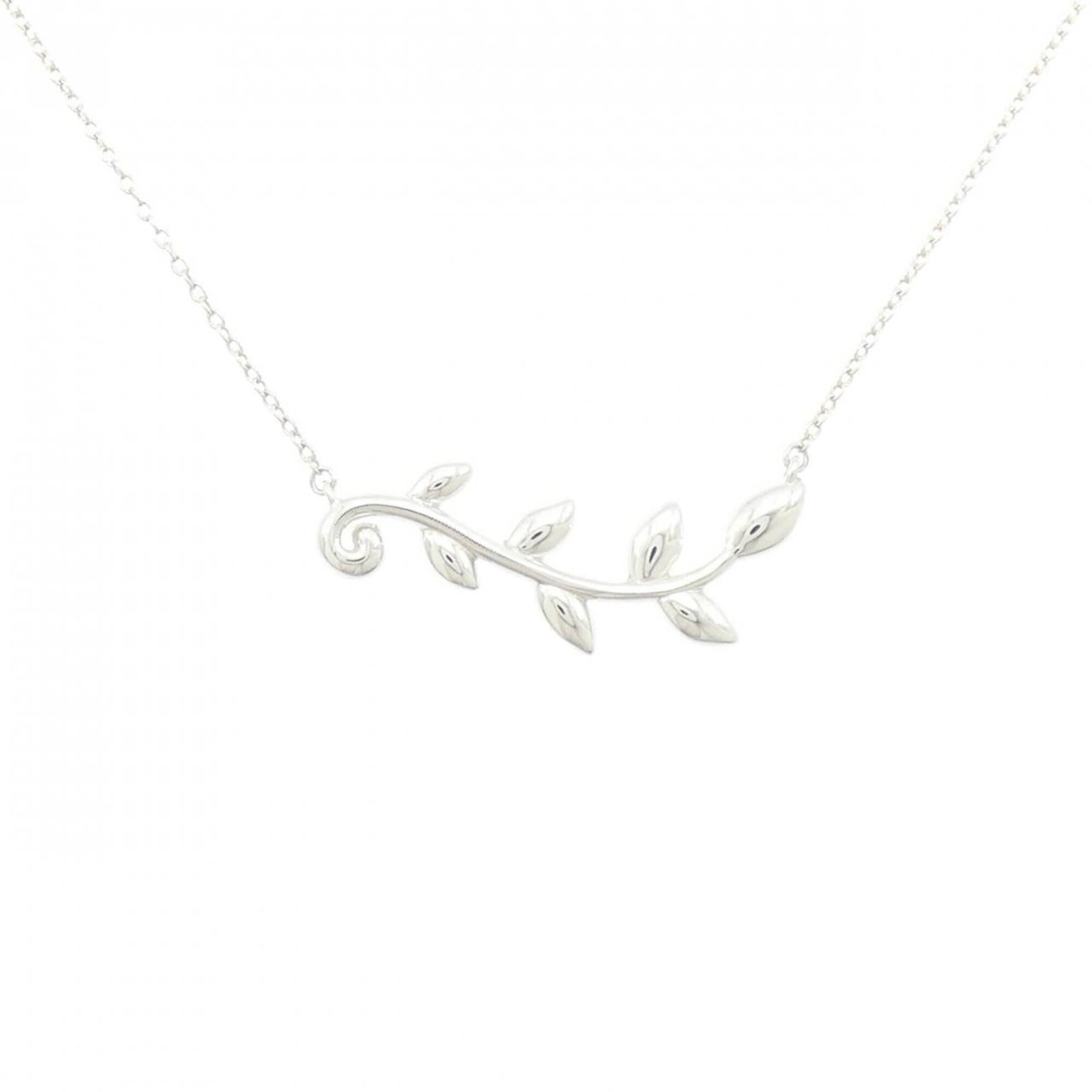 Olive leaf vine necklace of Tiffany: Olive leaf vine necklace of Tiffany Silver 925 Olive Leaf Vine Necklace Pendant from Tiffany, featuring a natural design with a few traces of usage and some scratches / dirt. The necklace measures 47 