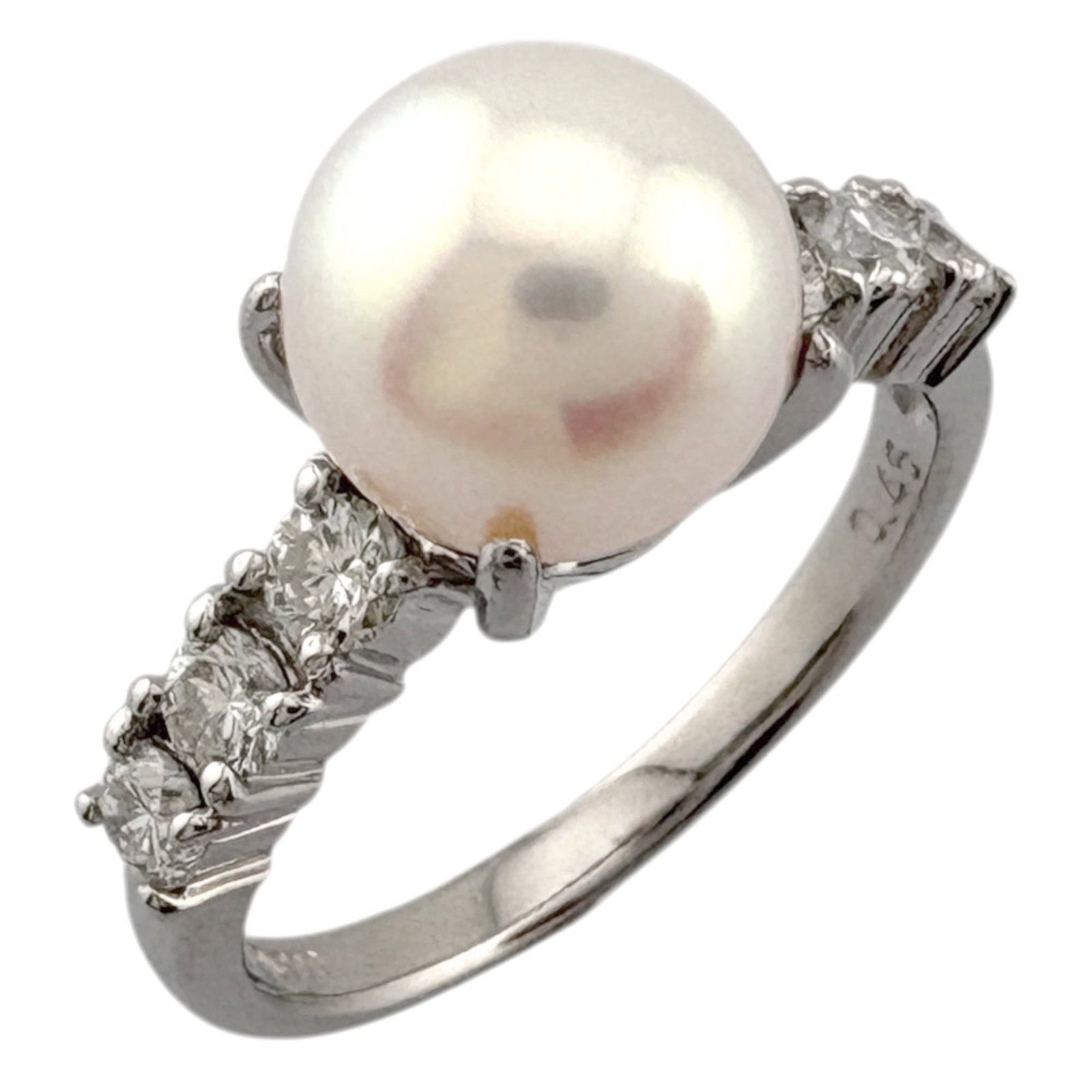 Platinum 900 Band Ring: Platinum 900 Band Ring Platinum 900 Band Ring features a striking silver finish and a beautiful diamond and pearl stone, set in high-quality platinum metal. Weighing 0.46 carats, this elegant ring boa