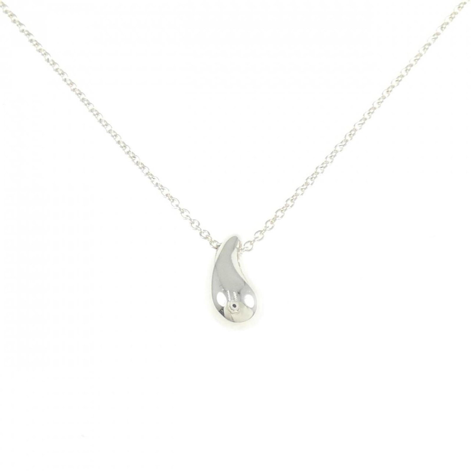 Co Teardrop Tiffany Necklace: Co Teardrop Tiffany Necklace The Co Teardrop Tiffany Necklace boasts a sleek silver design, measuring 11.9mm x 6mm in size, suspended from a 41 cm / 16.14'' chain. This 925 sterling silver pendant