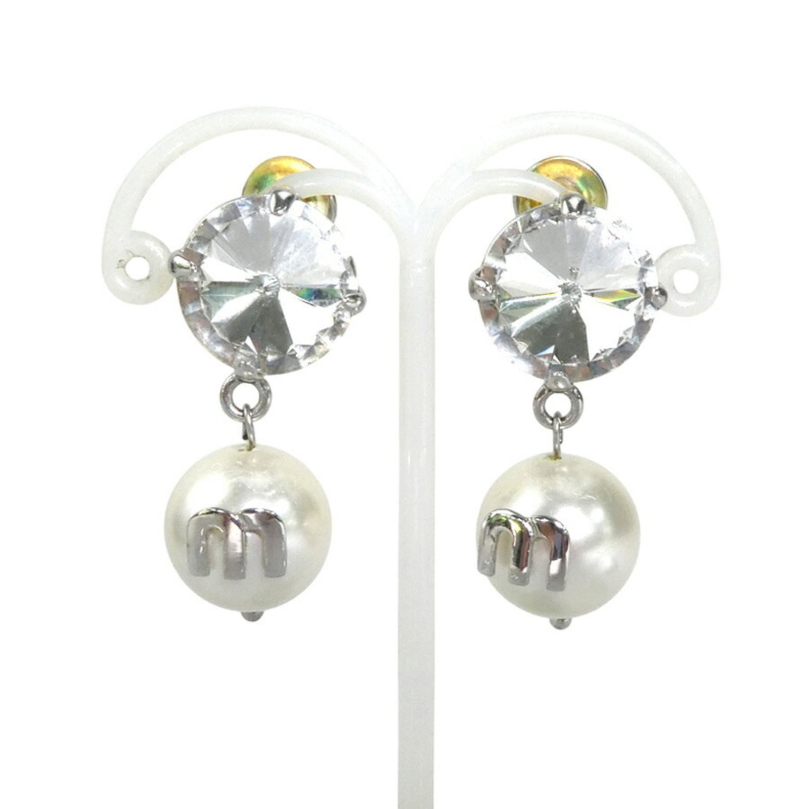 Clip earrings metal Miu: Clip earrings metal Miu Clip earrings in silver and white metal, featuring a sleek design with a subtle clip-back closure. The Miu brand adds a touch of sophisticated elegance to any outfit. With