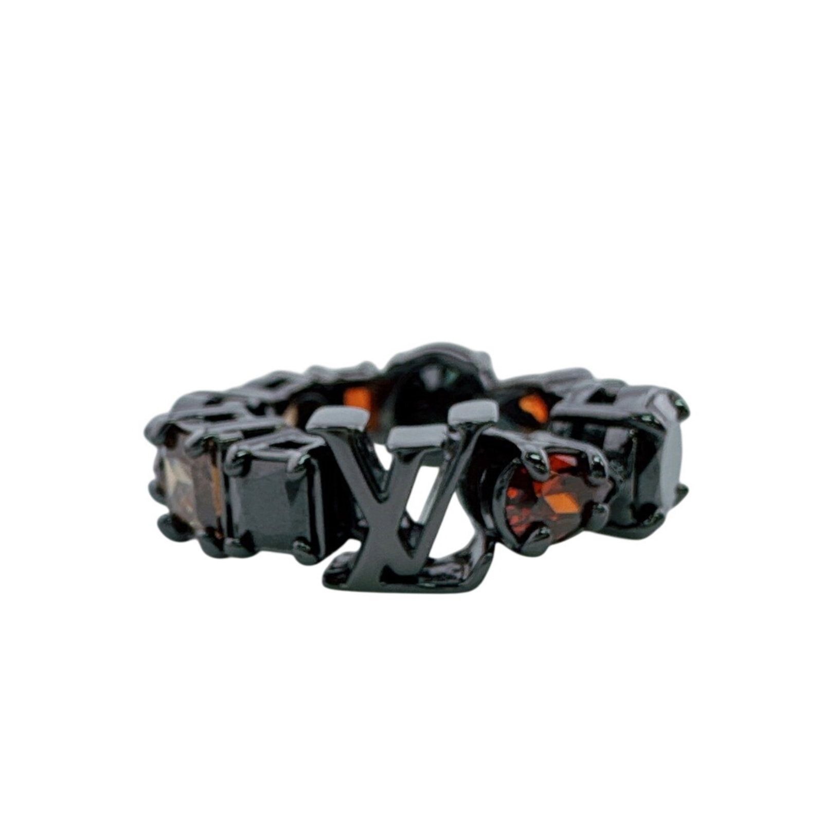 Metal ring band Louis Vuitton: Metal ring band Louis Vuitton Used Louis Vuitton metal band ring in black metal, measuring 25mm in width. The item bears traces of usage and has minor scratches/dirt but remains in good condition.