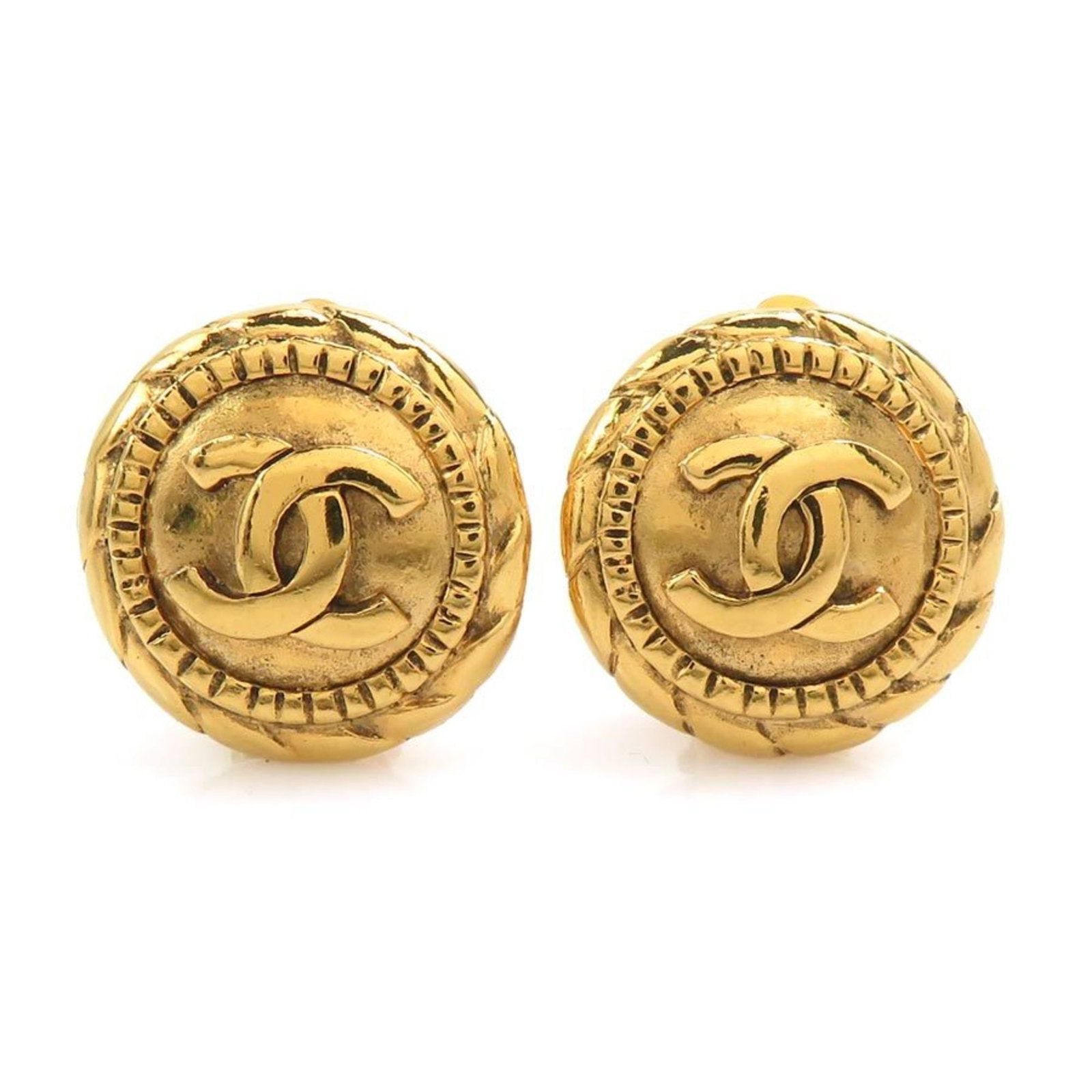 Clip earrings metal by Chanel: Clip earrings metal by Chanel Gold clip earrings by Chanel, bearing traces of usage and minor scratches. These metal earrings are in good condition despite showing signs of wear. The classic design