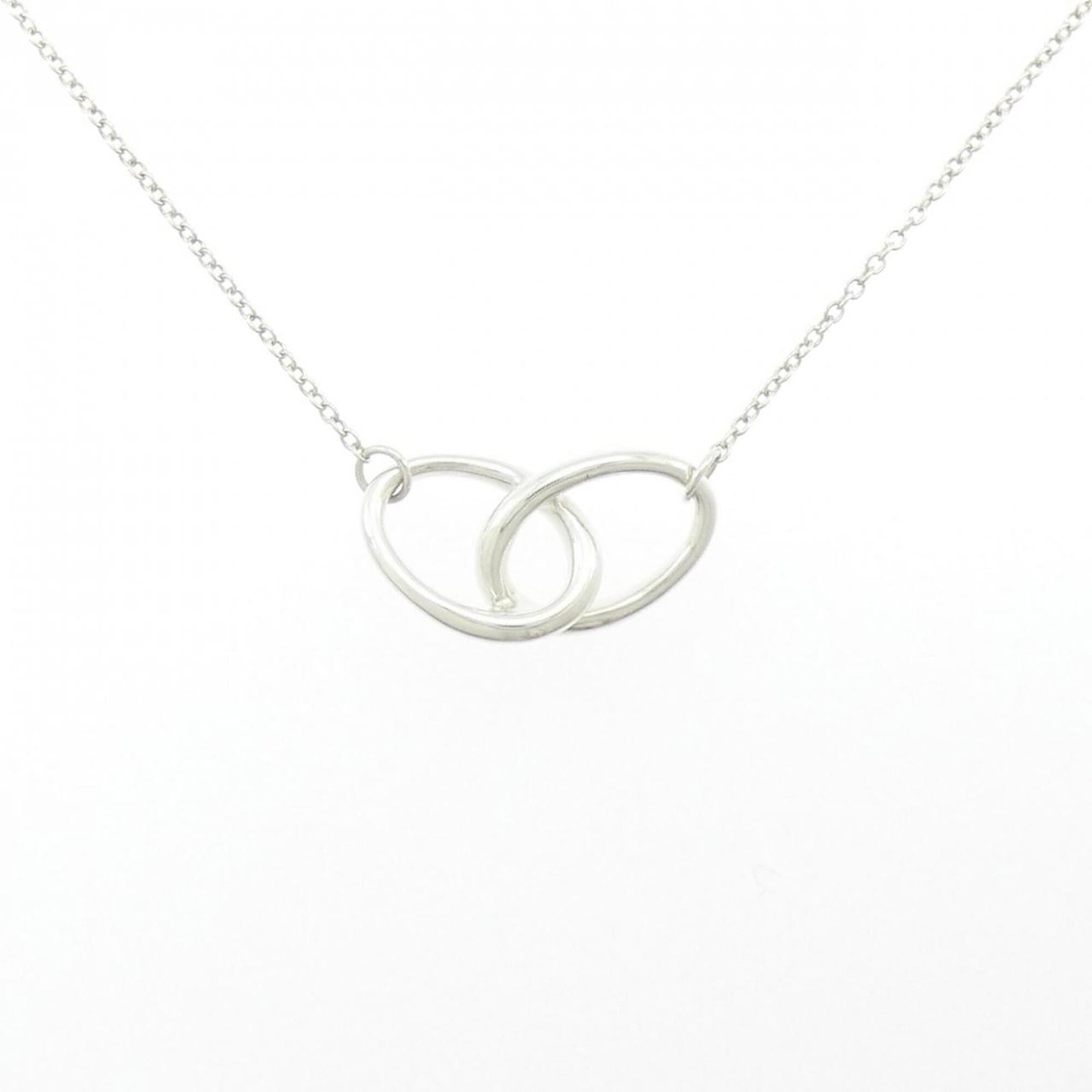 Tiffany 925 Necklace: Tiffany 925 Necklace Tiffany's iconic 925 silver necklace features a pendant with dimensions of 10.5mm x 19.1mm, set against a chain with a circumference of 41 cm. The piece bears some signs of usage,