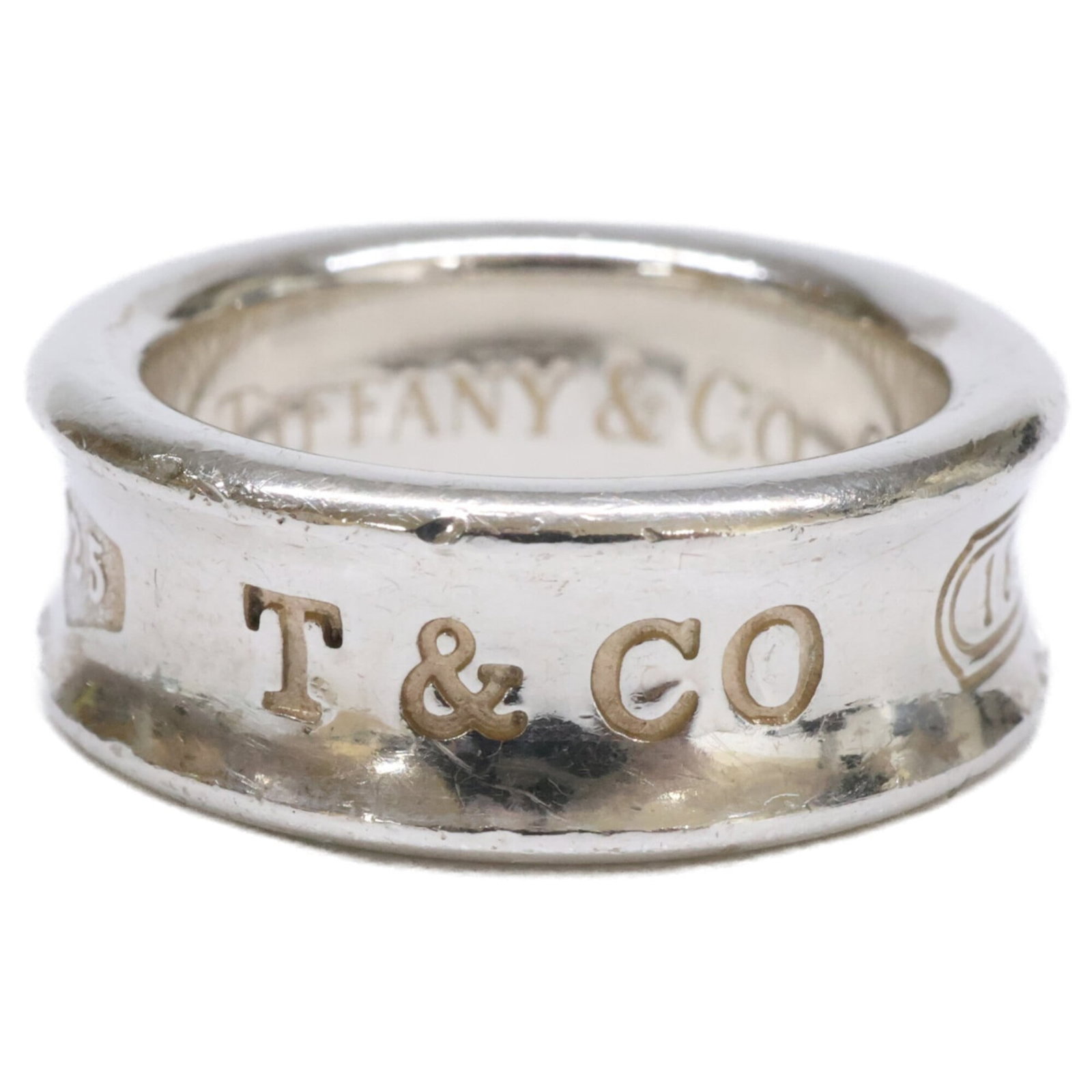Tiffany Band Ring Silver 925: Tiffany Band Ring Silver 925 Silver 925 band ring from Tiffany, made with durable and long-lasting silver material. The item bears traces of usage, scratches, and dirt, but remains in good condition