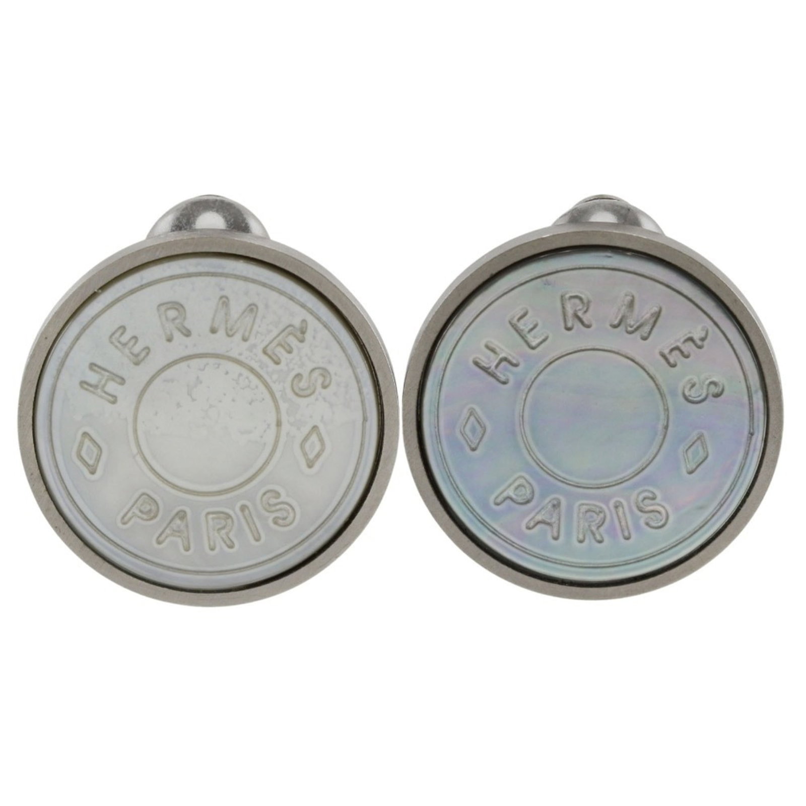 Clip Earrings Hermes Shell: Clip Earrings Hermes Shell Silver Hermes Shell Clip Earrings with a few traces of usage, some scratches / dirt can be seen. Made from high-quality shell material, these clip earrings feature the