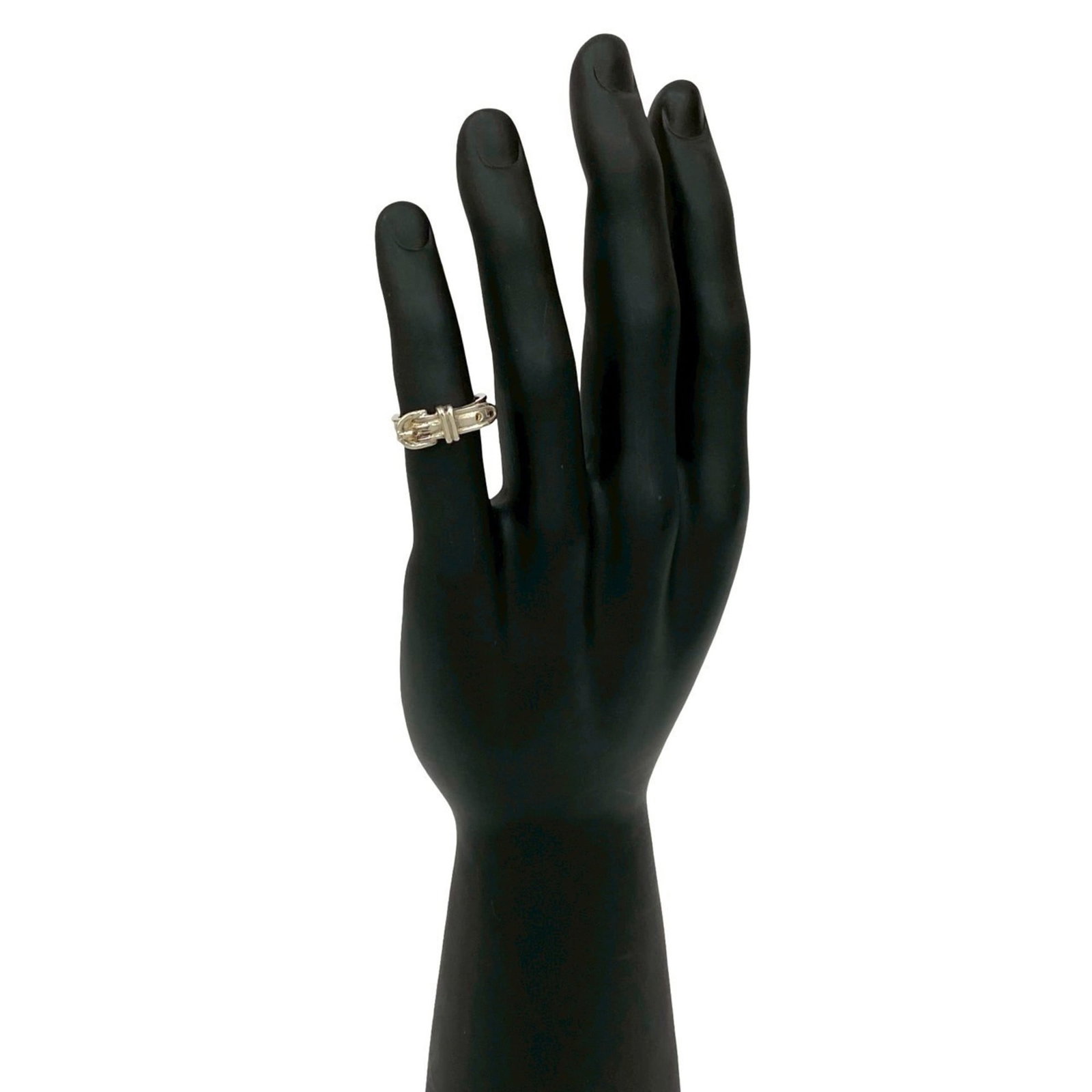 Ring Hermes Silver Band 925: Ring Hermes Silver Band 925 Silver band ring from Hermes, made with high-quality 925 silver. The ring features a classic design and bears the signature of its creator. With some signs of wear, this
