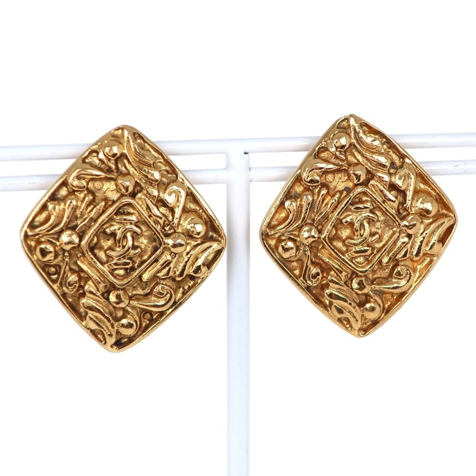 Ladies Vintage Gold Plated Earrings Chanel Here: Ladies Vintage Gold Plated Earrings Chanel Here Ladies Vintage Gold Plated Earrings Chanel Here. These gold plated earrings, bearing the iconic Chanel brand, showcase a classic design with a vintage f