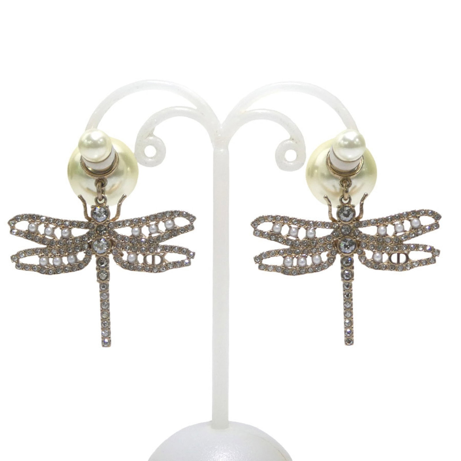 Dior Drop Artificial Pearl Metal Christian: Dior Drop Artificial Pearl Metal Christian Dior Drop Artificial Pearl Metal Christian earrings are crafted from artificial pearl and metal, featuring an elegant gold finish. With their off-white and s