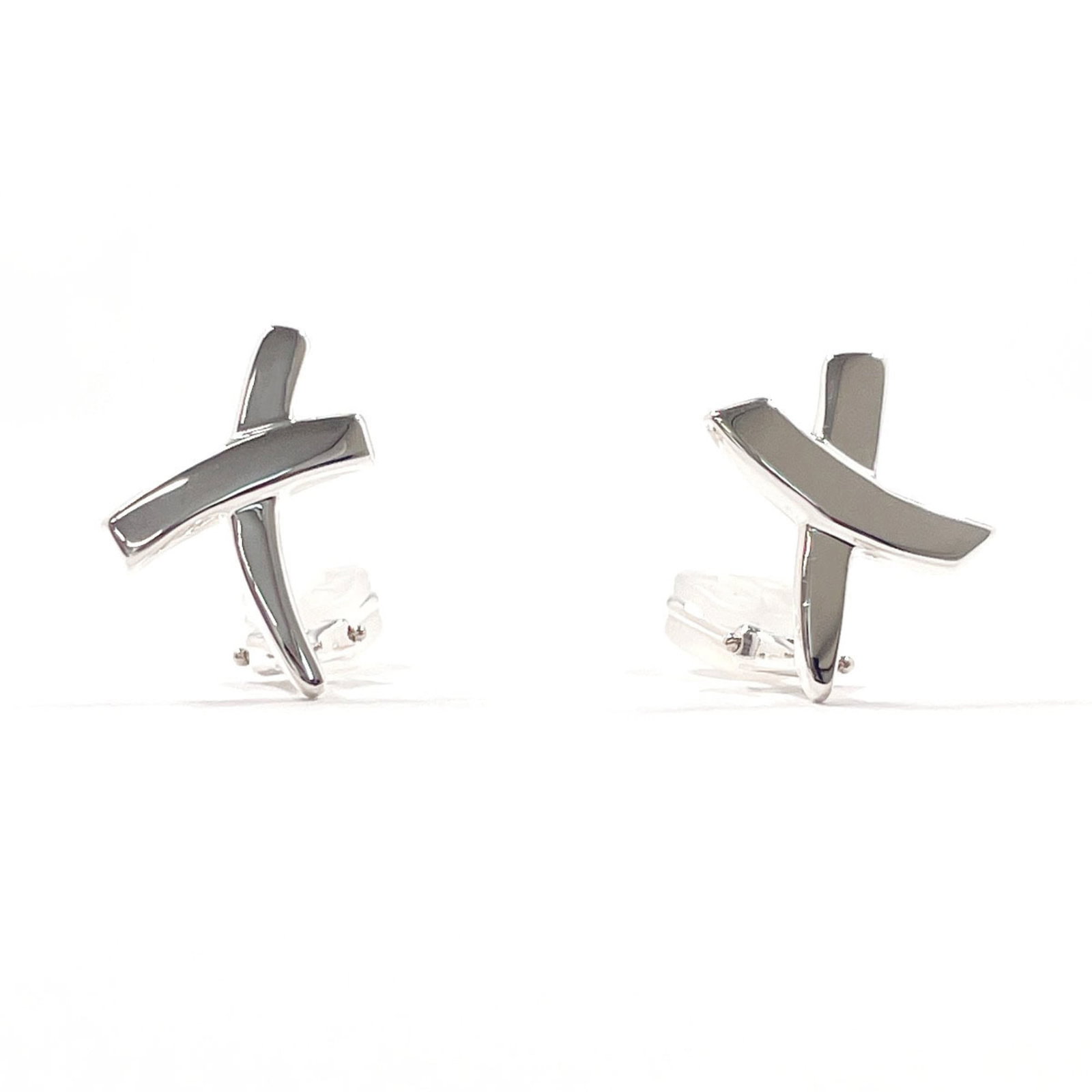Silver clip earrings Tiffany: Silver clip earrings Tiffany Silver clip earrings with a classic Tiffany design, crafted from high-quality silver 925. The elegant silver color and timeless style make these earrings a sophisticated