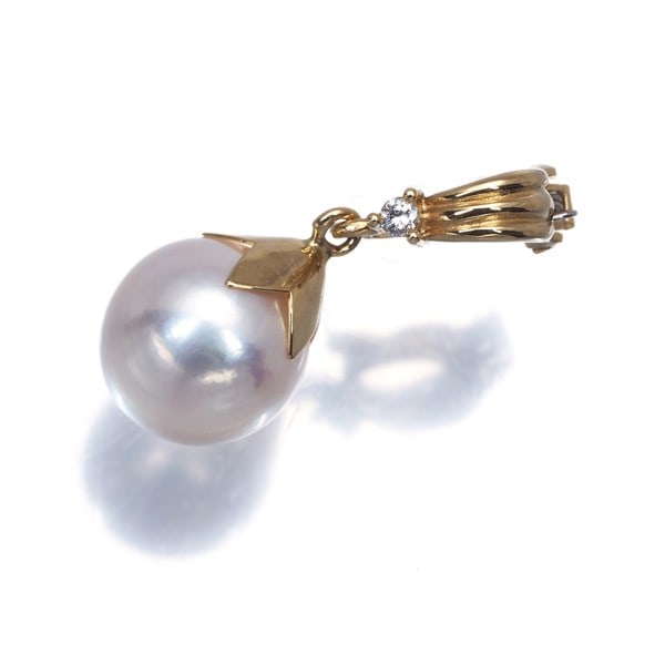 Tasaki Pendant Akoya Pearl 8.2Mm Diamond 0.01Ct Solitaire 18K Yg: Tasaki Pendant Akoya Pearl 8.2Mm Diamond 0.01Ct Solitaire 18K Yg Tasaki Pendant Akoya Pearl 8.2Mm Diamond 0.01Ct Solitaire 18K Yellow Gold features a cultured Akoya pearl with an 8.2mm diameter, paire