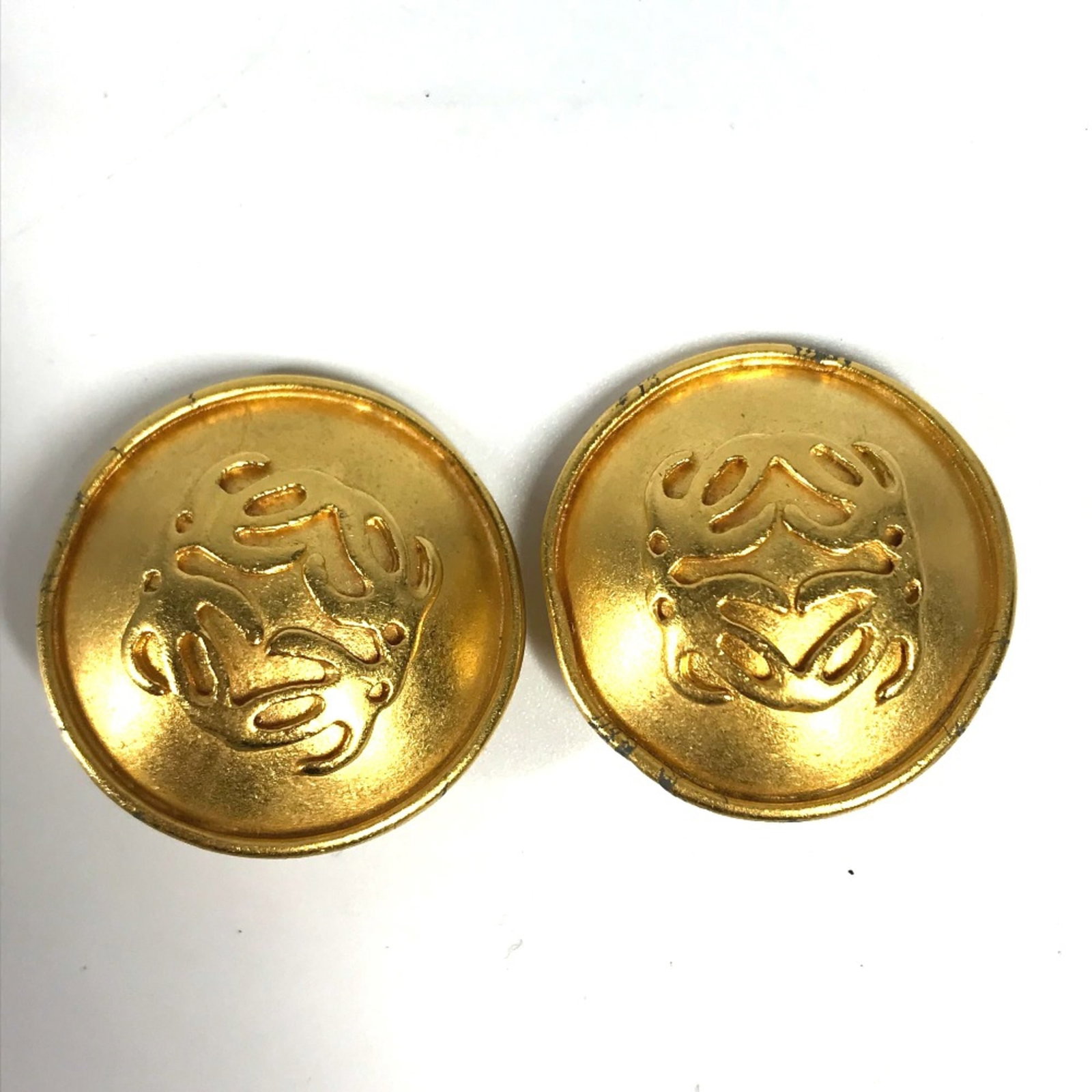 Clip Earrings Loewe Other: Clip Earrings Loewe Other Gold clip earrings with a distinctive design, measuring 31mm x 30mm in size. The item bears traces of usage and minor scratches/dirt, but remains in good condition overall. A