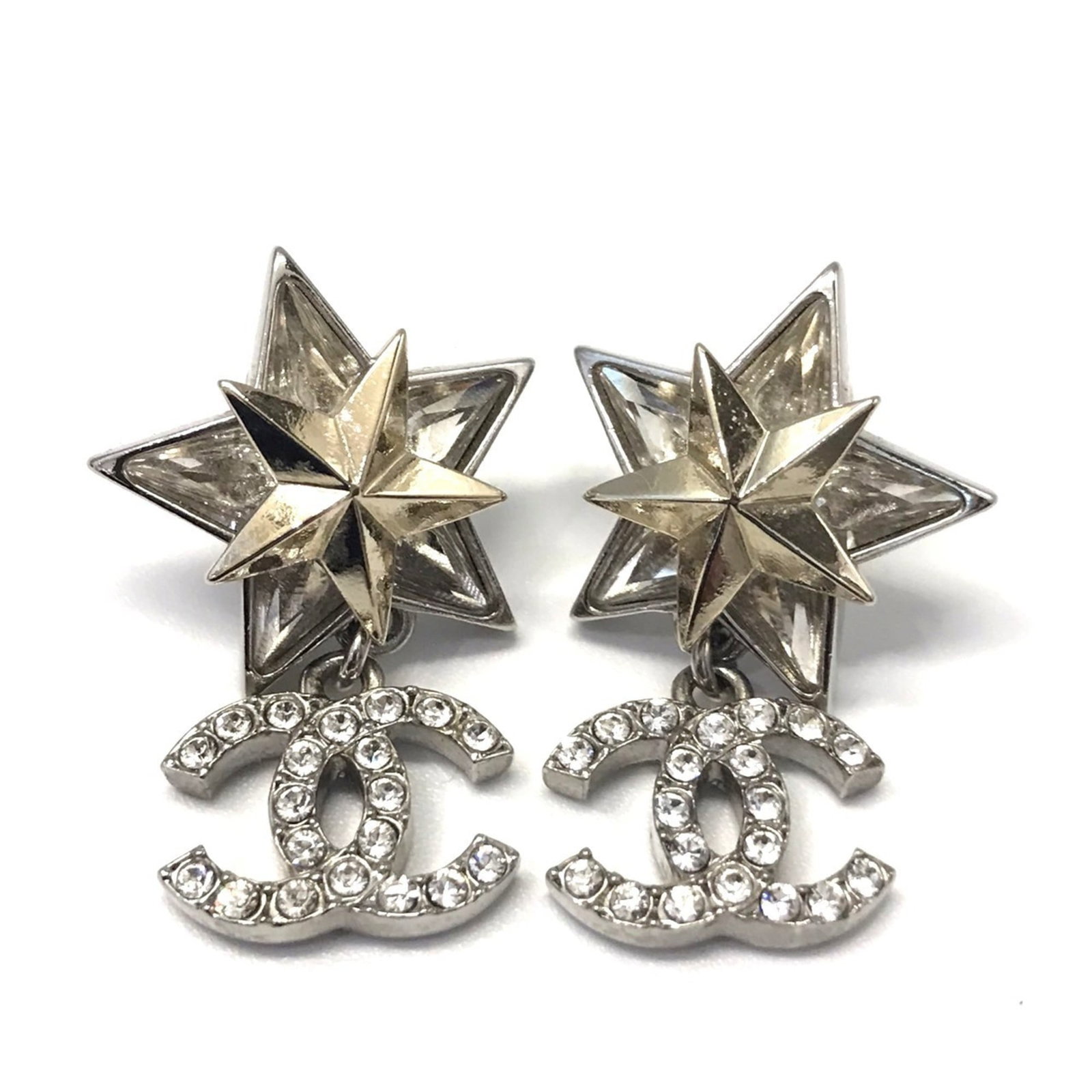 Earrings Drop Chanel: Earrings Drop Chanel Drop earrings in gold plated finish, featuring rhinestone stones measuring 40.00mm x 25.00mm. The earrings show some signs of usage, including a few scratches and dirt, but remain