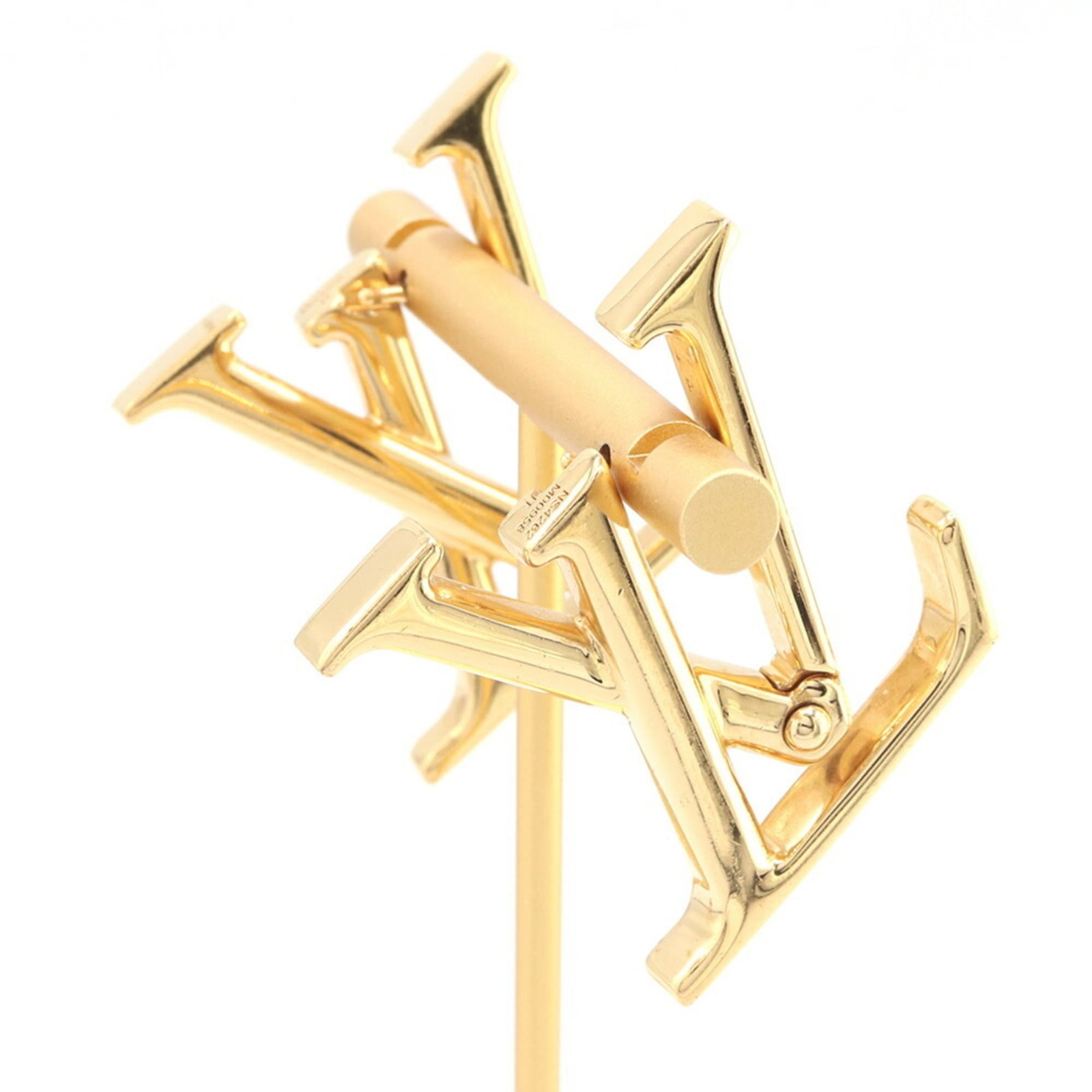 Louis Vuitton Stud Earrings Metal: Louis Vuitton Stud Earrings Metal Gold Louis Vuitton Stud Earrings in excellent used condition, with only minor traces of usage and some scratches / dirt visible. The metal earrings bear the signature