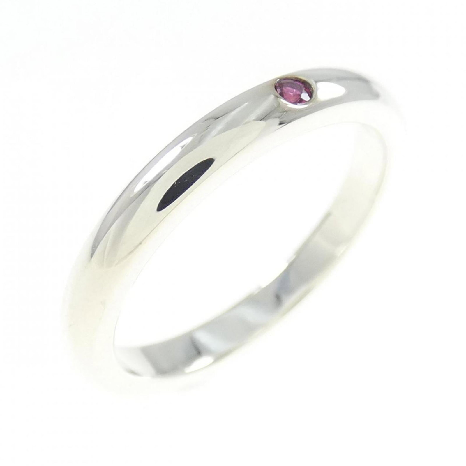 Tiffany Band Ring Silver 925: Tiffany Band Ring Silver 925 Silver 925 Tiffany band ring with a beautiful ruby stone, bearing a signature. This used ring has some scratches and dirt but remains in very good condition, making it a