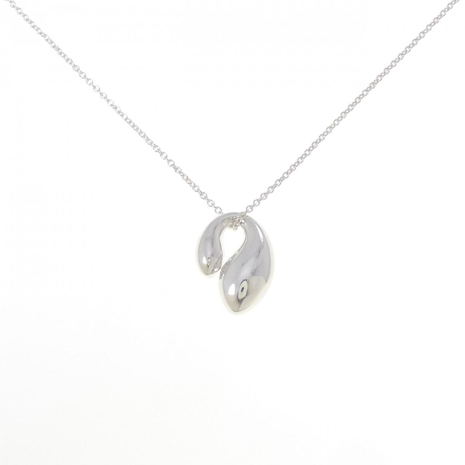 Tiffany & Co. 925 Necklace: Tiffany & Co. 925 Necklace Tiffany & Co. 925 Necklace features a sterling silver pendant with a 16mm x 11.9mm size, set on a 41 cm / 16.14'' chain. The necklace bears a signature and is made from