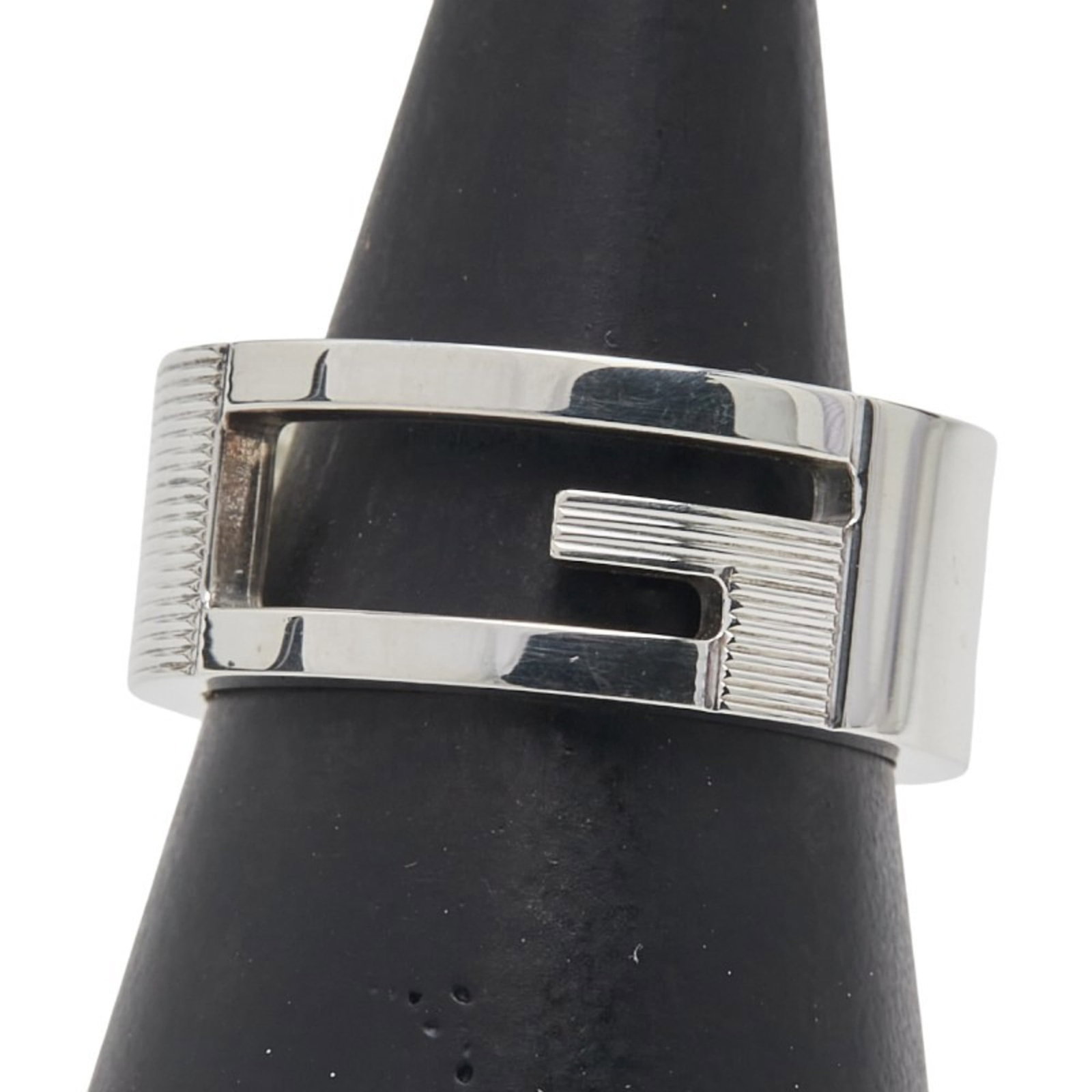 Gucci ring band silver 925: Gucci ring band silver 925 Silver 925 Gucci ring band with a sleek, modern design. This used band features some scratches and dirt, but remains in very good condition overall. A few traces of usage