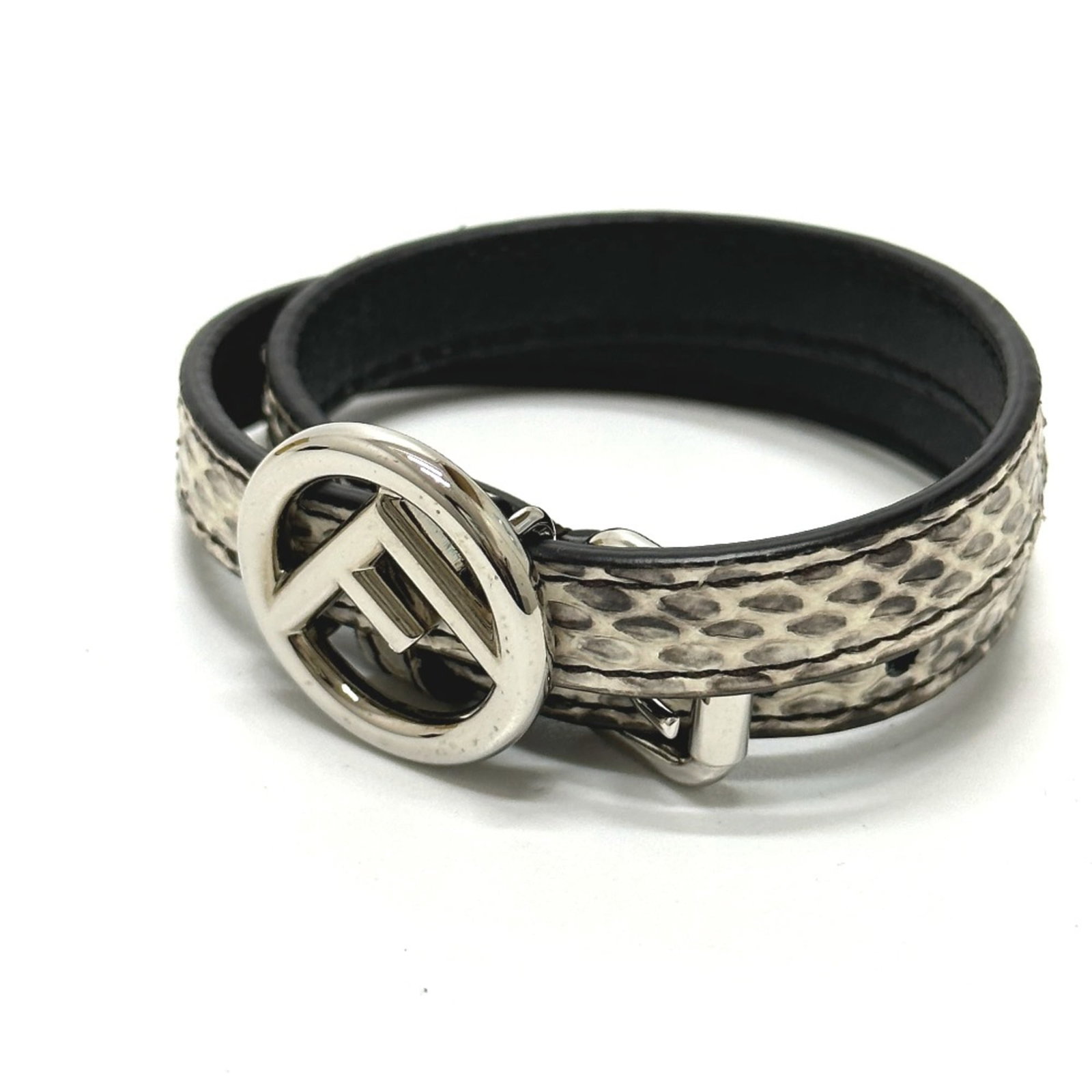 Fendi Other: Fendi Other This Fendi Other band features a beige color and measures 5.9 inches in length with a 3.5 inch width, making it a distinctive accessory. The item has been used and shows some minor signs