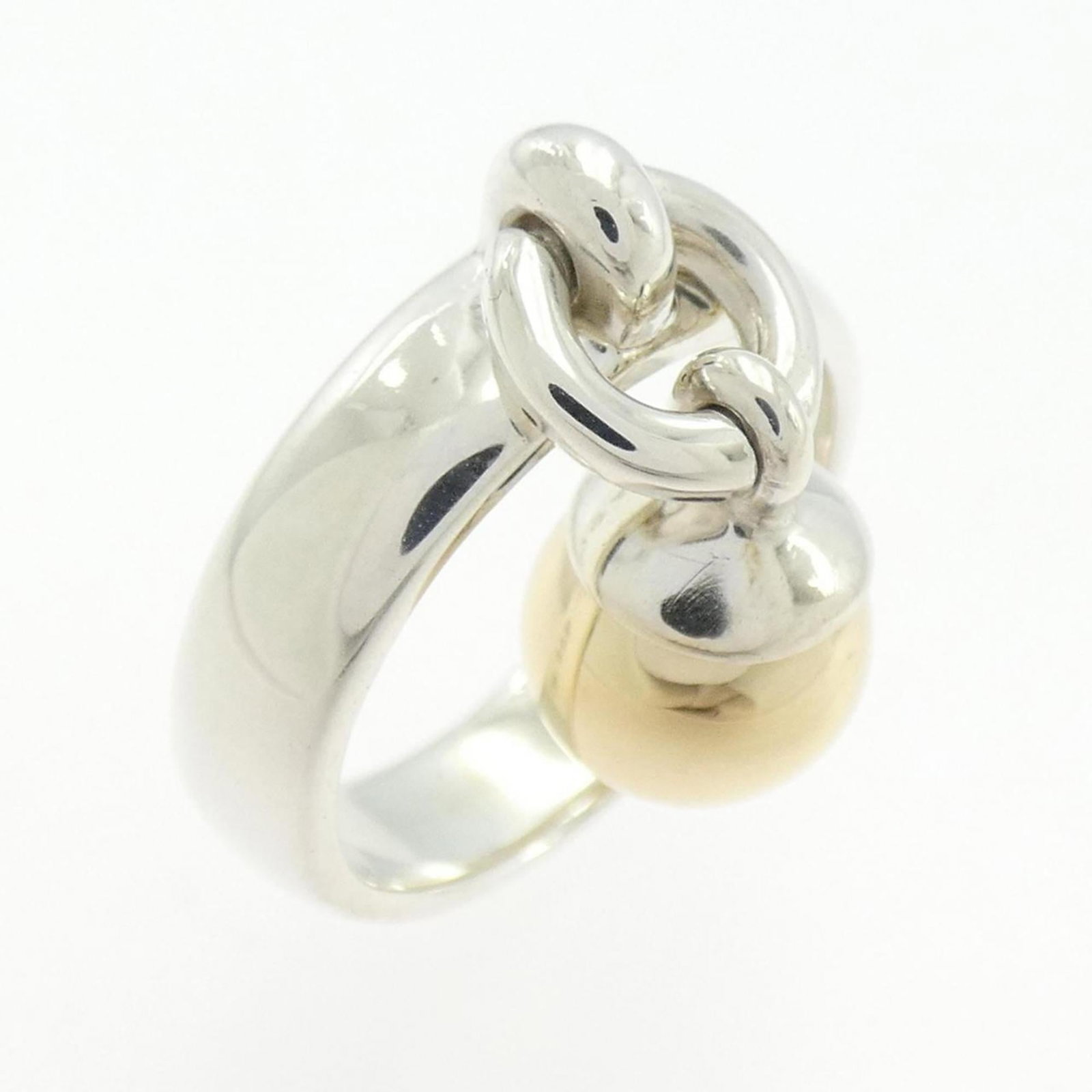 Tiffany Band Ring Silver 925 Yellow Gold (18K): Tiffany Band Ring Silver 925 Yellow Gold (18K) Silver 925 Yellow Gold (18K) band ring from Tiffany, featuring a classic design with subtle yellow gold accents. The item shows some signs of wear, inclu