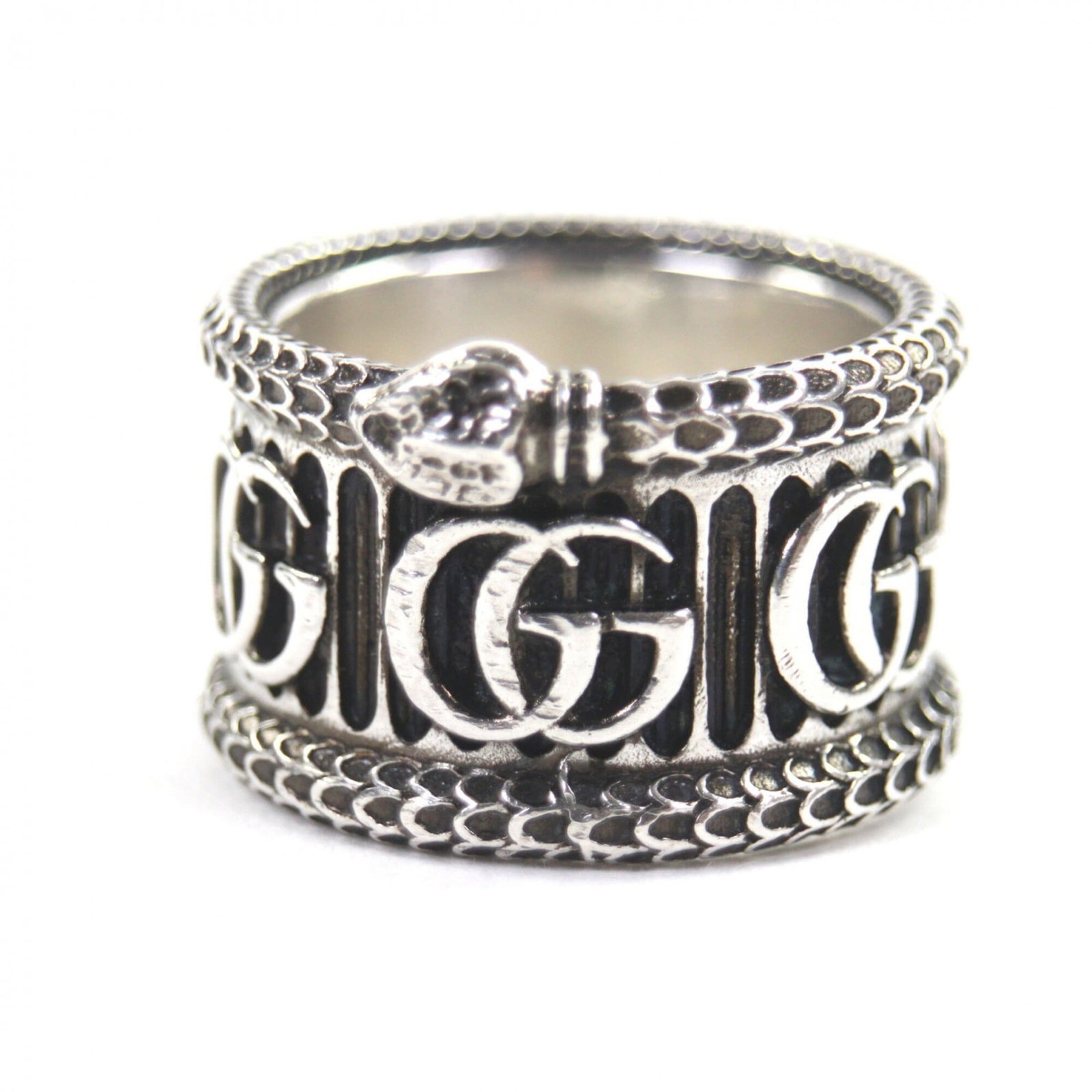 Gucci ring band silver 925: Gucci ring band silver 925 Silver 925 band ring from Gucci, featuring a sleek and modern design. The item shows some signs of usage, with a few scratches and minor dirt marks, but remains in very