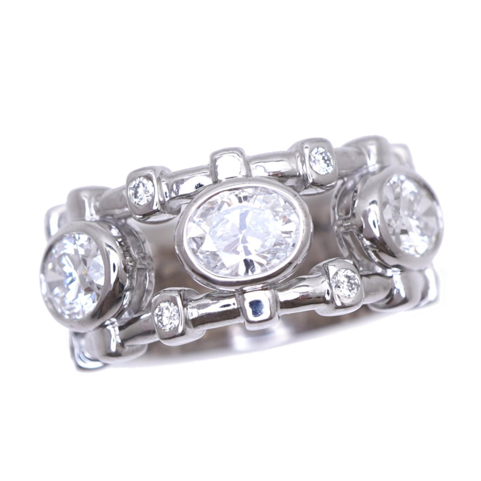 Christian Dior Band Ring in White Gold 18K: Christian Dior Band Ring in White Gold 18K White Gold 18K Christian Dior Band Ring in Excellent Condition. This stunning band ring features white gold 18K material, showcasing a sleek and sophisticate