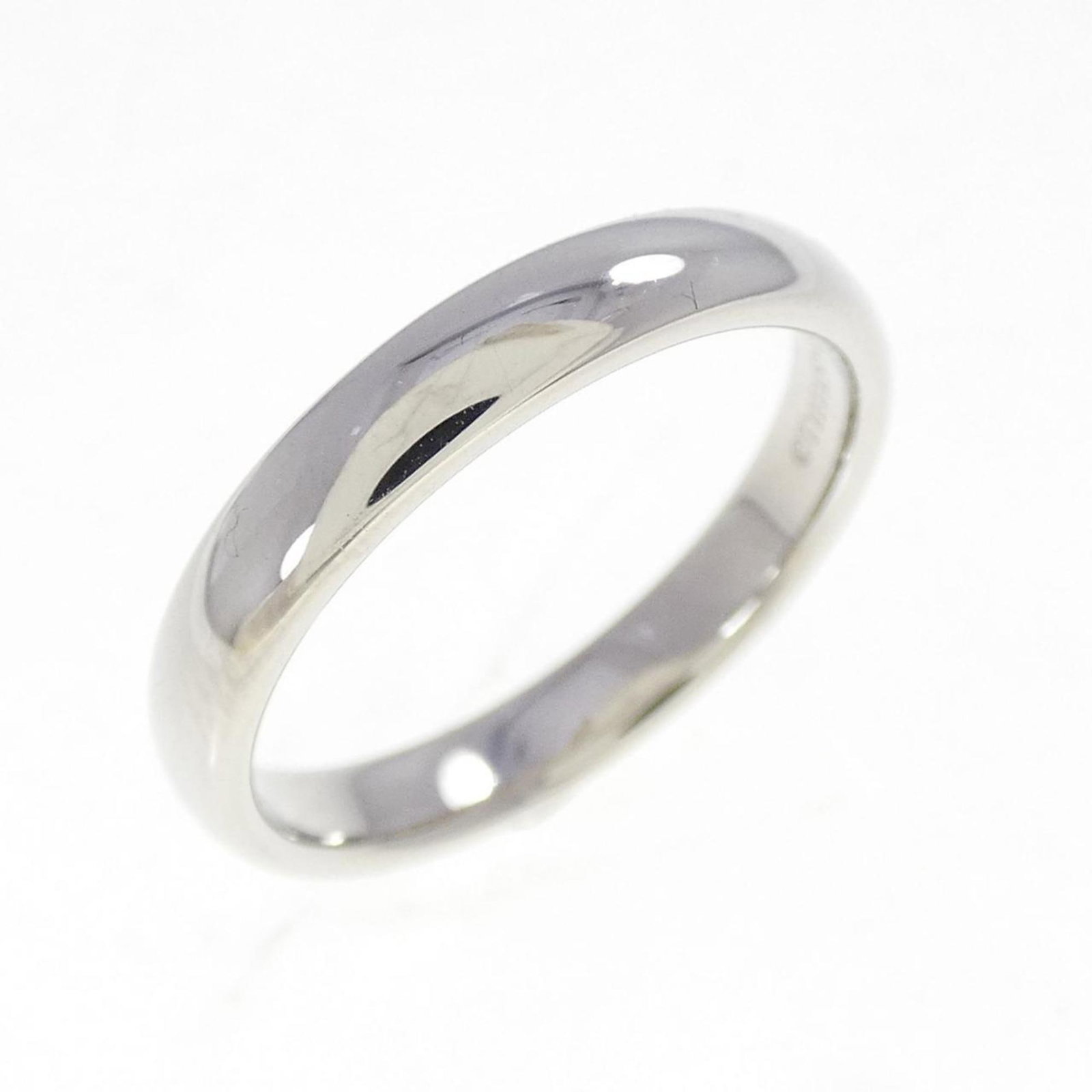 Platinum ring by Tiffany band: Platinum ring by Tiffany band Platinum ring by Tiffany features a band design made from high-quality platinum. The item shows some signs of usage, with a few scratches and minor dirt marks, but remain