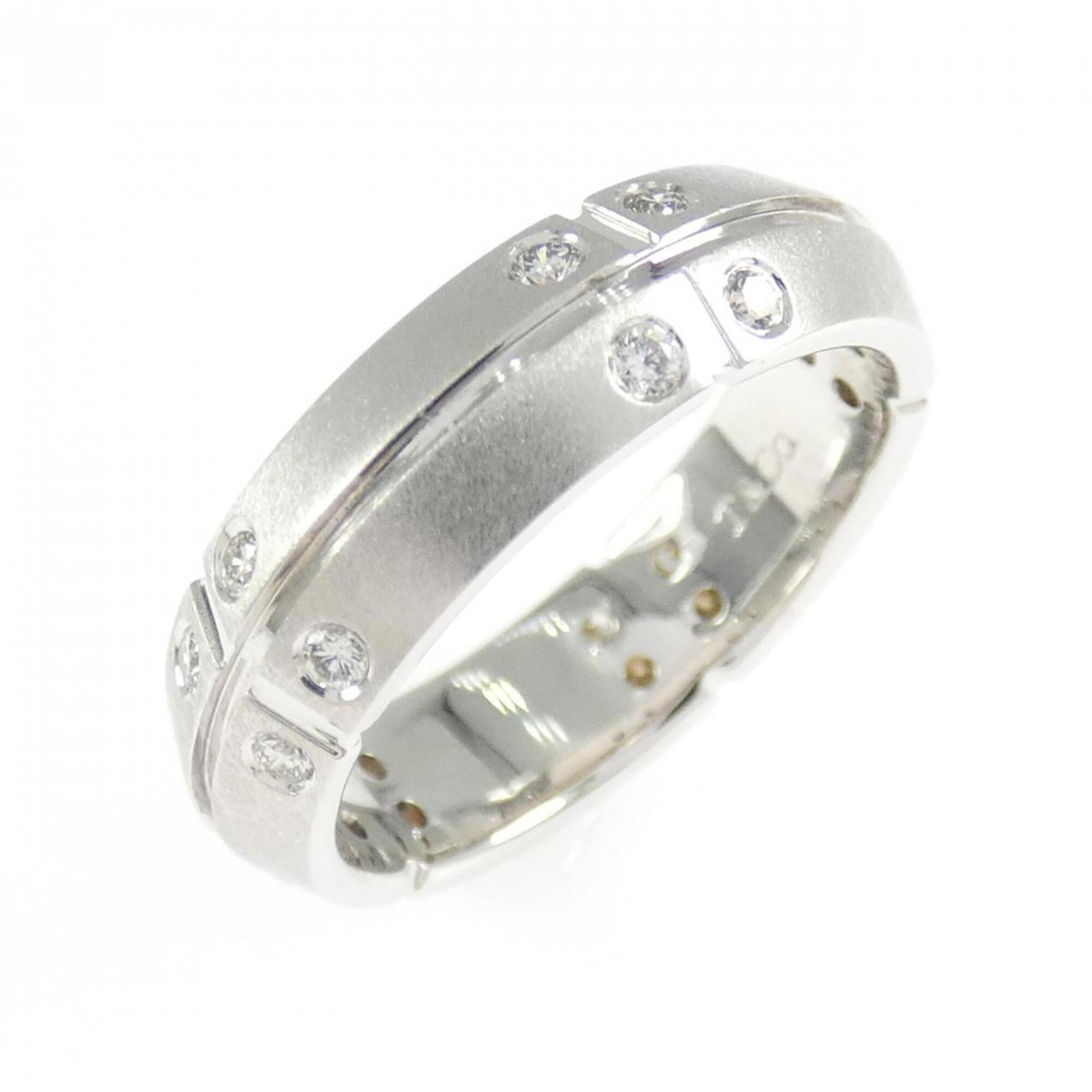 Tiffany Band Ring White Gold (18K): Tiffany Band Ring White Gold (18K) This Tiffany band ring in white gold (18K) features a diamond stone. The ring has some minor signs of wear, including scratches and dirt, but remains in very good co