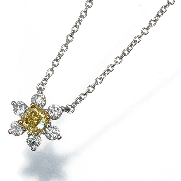 Tiffany&Co. Necklace Yellow Clear Diamond 0.23Ct Buttercup 18K Yg/ Pt 950: Tiffany&Co. Necklace Yellow Clear Diamond 0.23Ct Buttercup 18K Yg/ Pt 950 Tiffany & Co.'s Buttercup necklace showcases a stunning 0.23ct yellow clear diamond set in 18K yellow gold, with the metal