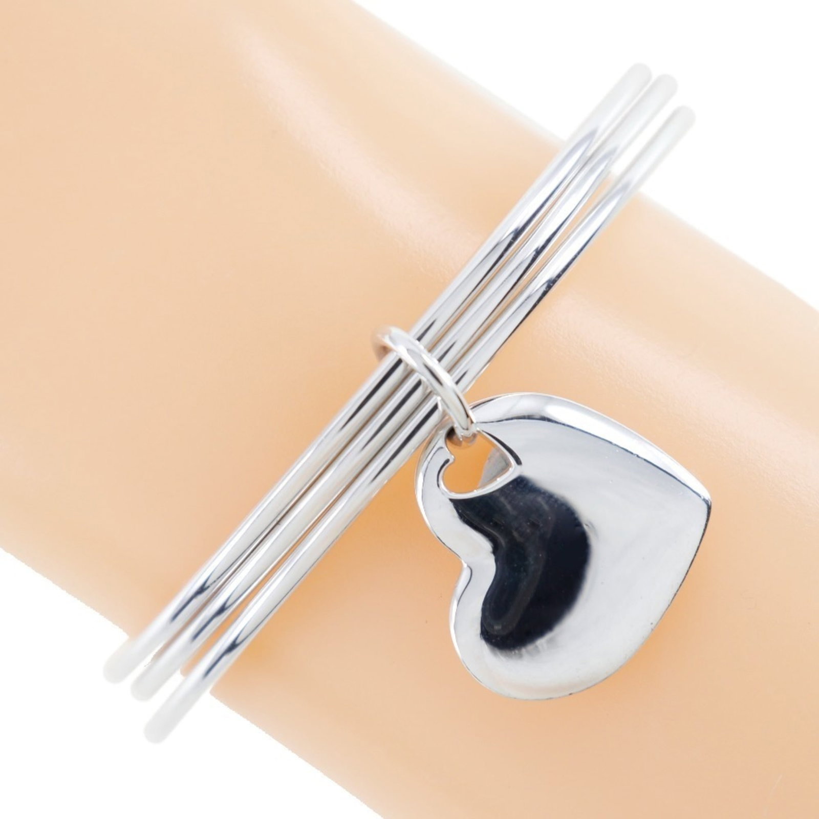 Silver Bangle Tiffany: Silver Bangle Tiffany Silver Bangle Tiffany, a beautiful piece with a silver 925 material and a length of 19cm. This bangle bears a signature, indicating the presence of an artist's mark, but its orig