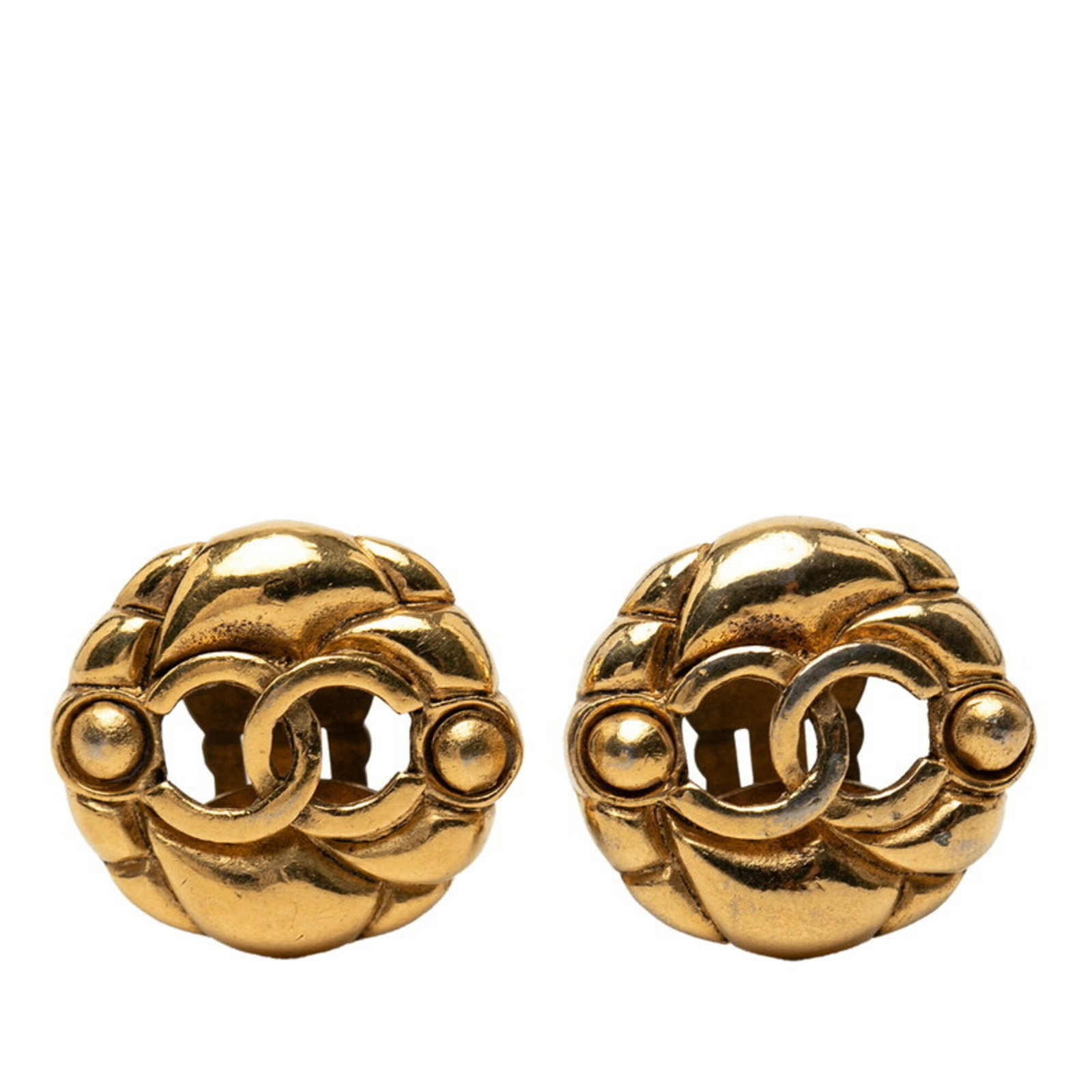 Clip earrings gold plating by Chanel: Clip earrings gold plating by Chanel Clip earrings in gold plating, a classic Chanel design. The item bears traces of usage and minor scratches/dirt, but overall remains in good condition. Measuring 2