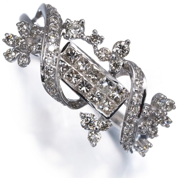 Diamond 0.64Ct Flower Princess-Cut Ring 18K 750 White Gold: Diamond 0.64Ct Flower Princess-Cut Ring 18K 750 White Gold The Diamond 0.64Ct Flower Princess-Cut Ring boasts a stunning natural diamond, carefully set in an 18k white gold band. This beautiful ring