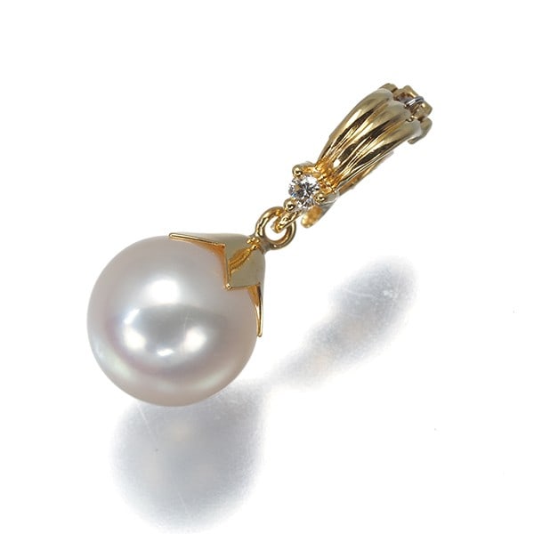 Tasaki Pendant Akoya Pearl 8.4Mm Diamond 0.01Ct Solitaire Charm 18K Yg: Tasaki Pendant Akoya Pearl 8.4Mm Diamond 0.01Ct Solitaire Charm 18K Yg 18k Yellow Gold Pendant featuring an 8.4mm Akoya Pearl and a 0.01ct Diamond, set in a solitaire charm design. The pendant showcas