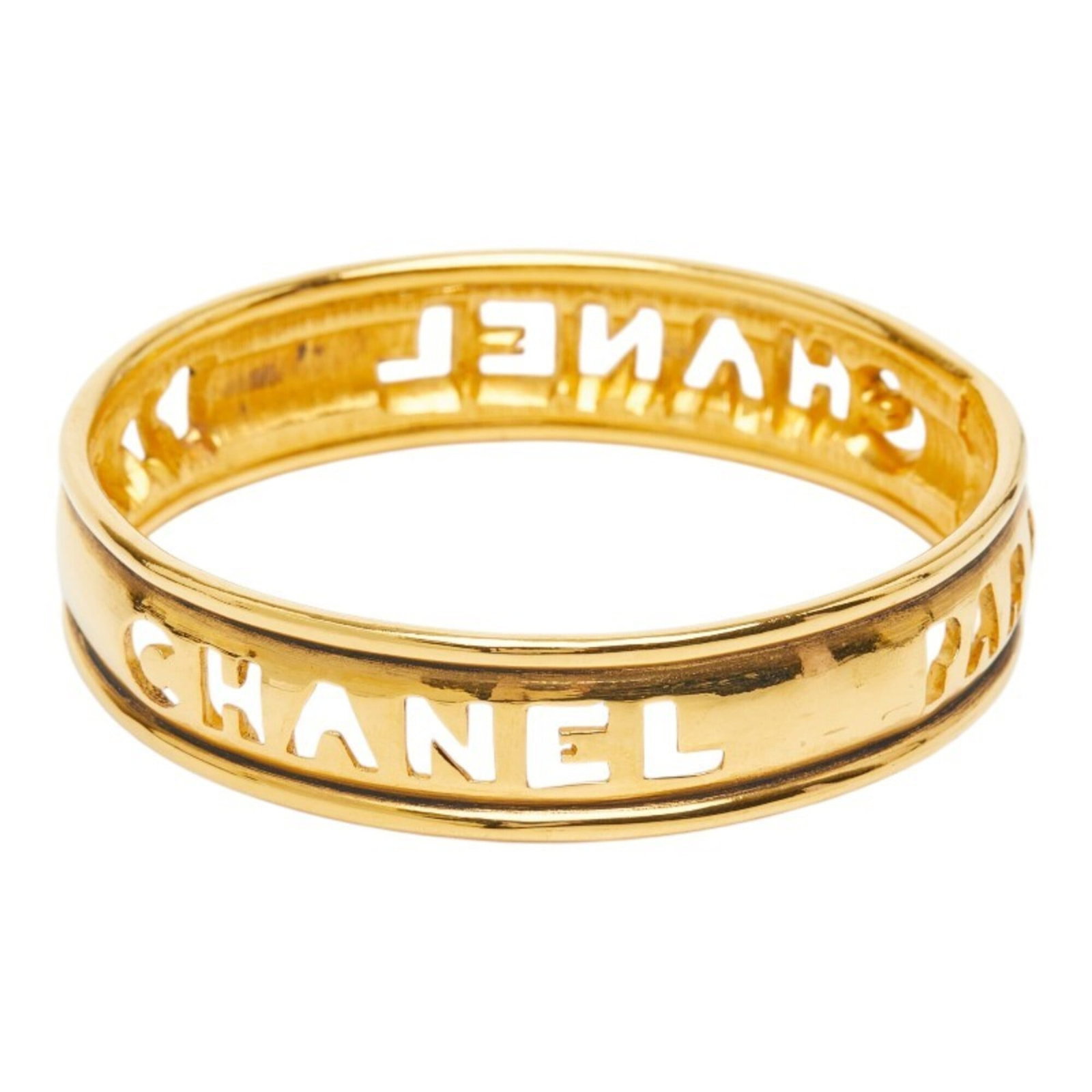 Bangle Chanel: Bangle Chanel This 21cm gold bangle bears the signature of the renowned French fashion house Chanel, showcasing its iconic style and craftsmanship. With slight traces of usage visible on its surface,