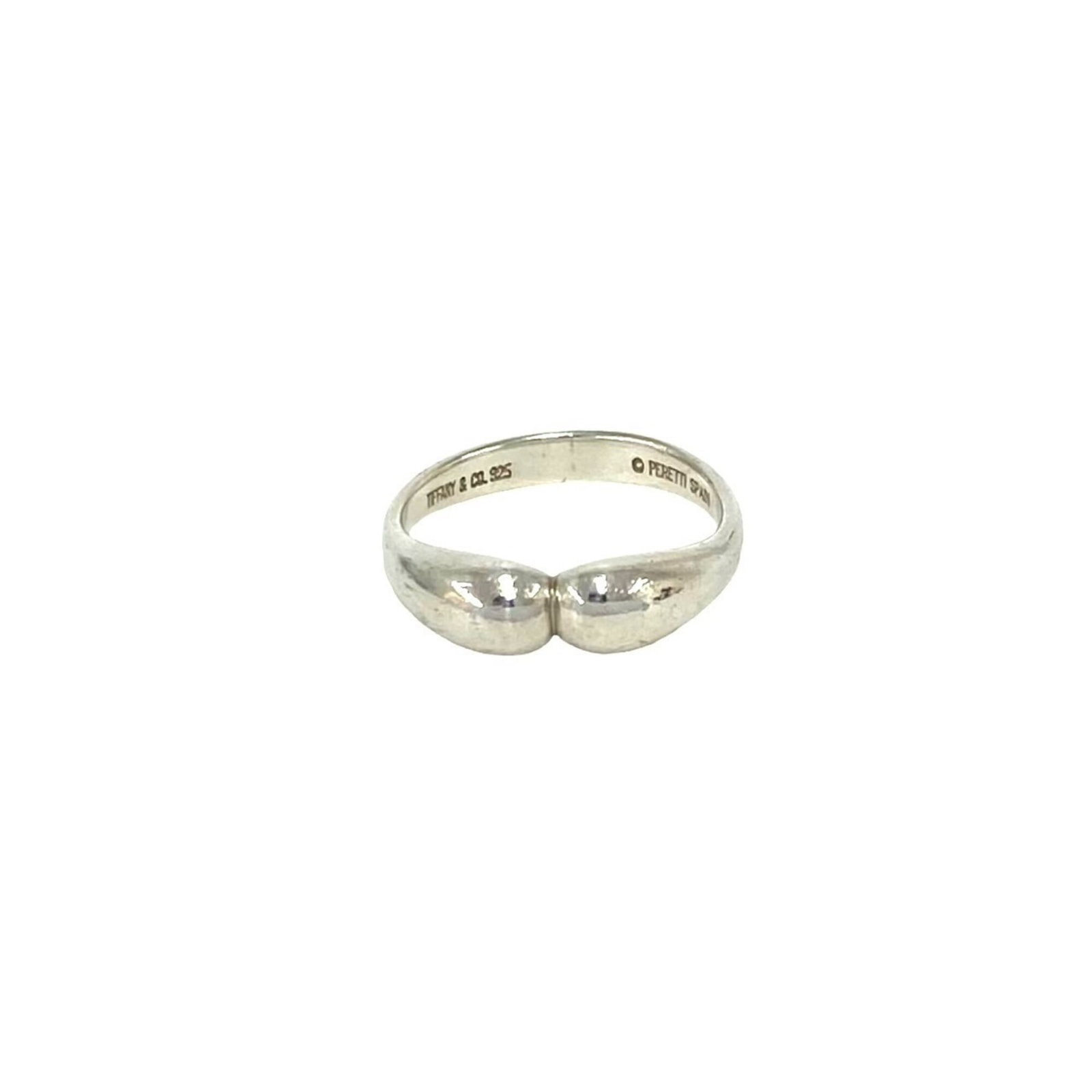 Tiffany Band Ring Silver 925: Tiffany Band Ring Silver 925 Silver 925 band ring from Tiffany, featuring a classic design with subtle wear and minor scratches. The item bears a signature but its origin is unknown. In good condition