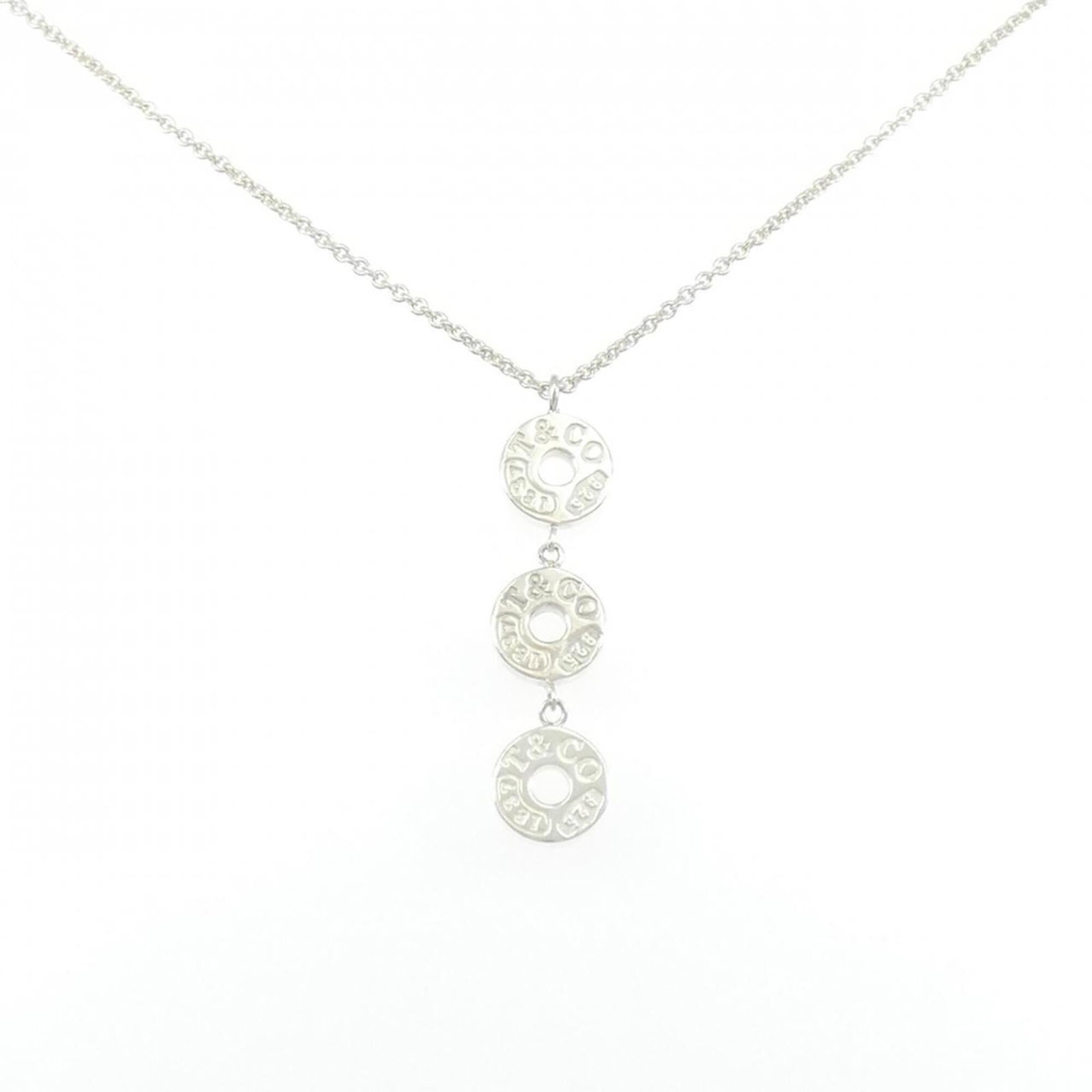 Triple necklace Circle Tiffany Co 1837: Triple necklace Circle Tiffany Co 1837 The Triple Necklace Circle Tiffany Co 1837 features a stunning silver pendant with intricate details, measuring 37.3mm x 9mm. This vintage piece boasts a classic