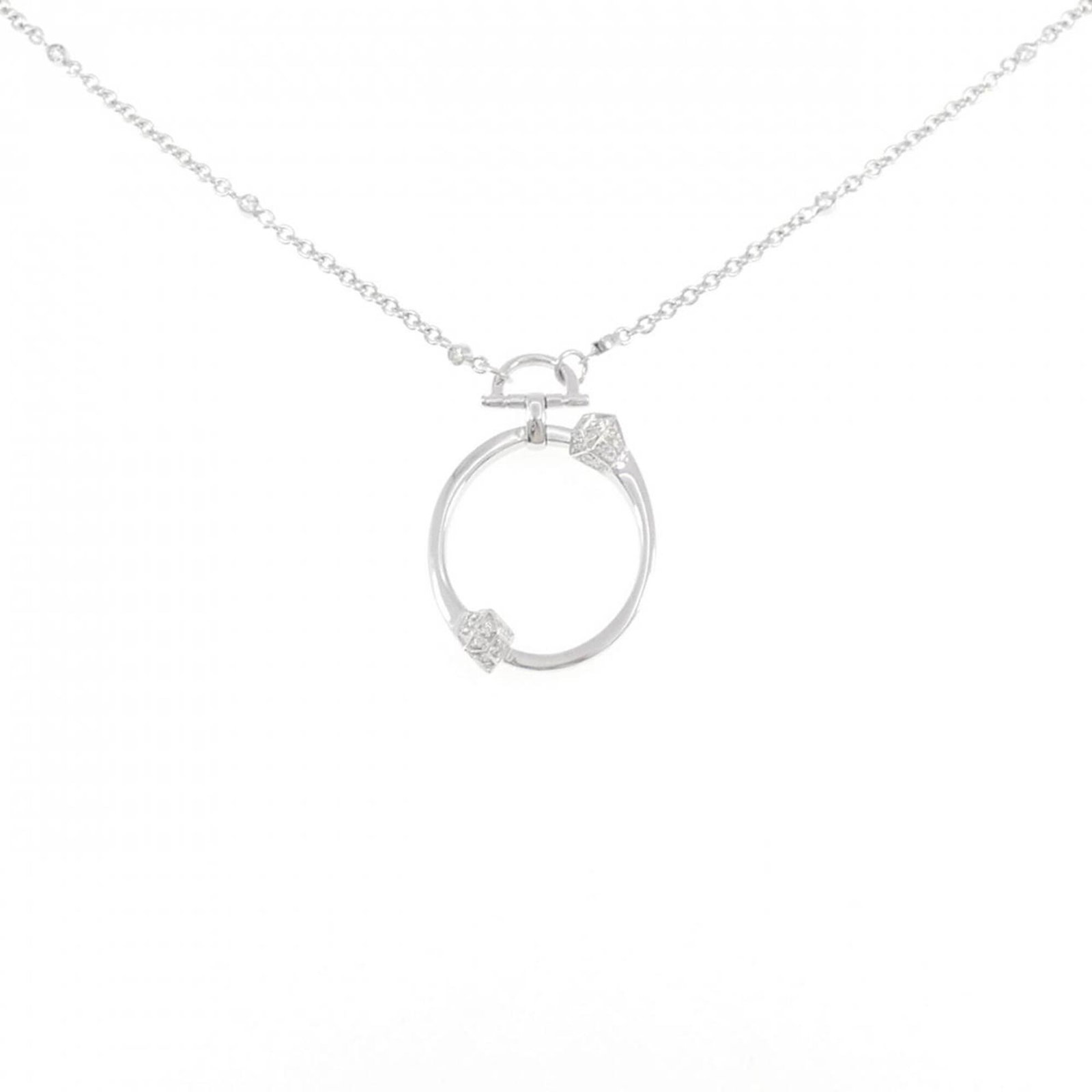 Chiodo Necklace Gucci: Chiodo Necklace Gucci White gold Gucci necklace with a diamond pendant, measuring 44 cm in circumference and featuring a 32.8mm x 21.5mm pendant. This piece boasts a sleek design and luxurious feel,